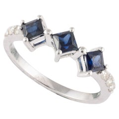 Bague de fiançailles à trois pierres en or blanc massif 14k, saphir bleu avec accent diamantaire