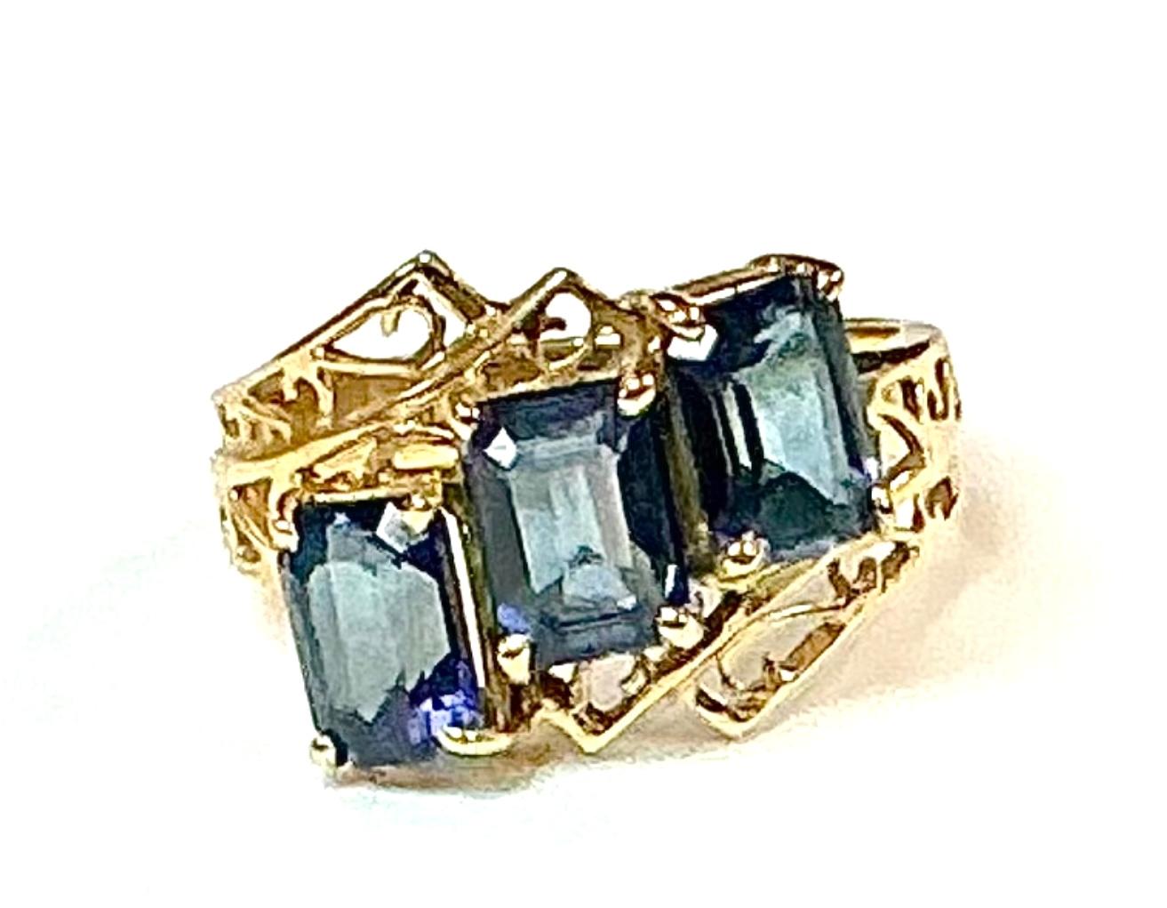 Three Stone Blue Topaz 10K Yellow Gold Ring In Excellent Condition For Sale In Bradenton, FL