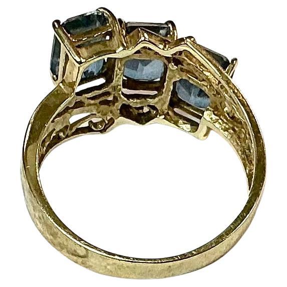 Anillo de oro amarillo de 10 quilates con tres piedras de topacio azul Corte esmeralda en venta