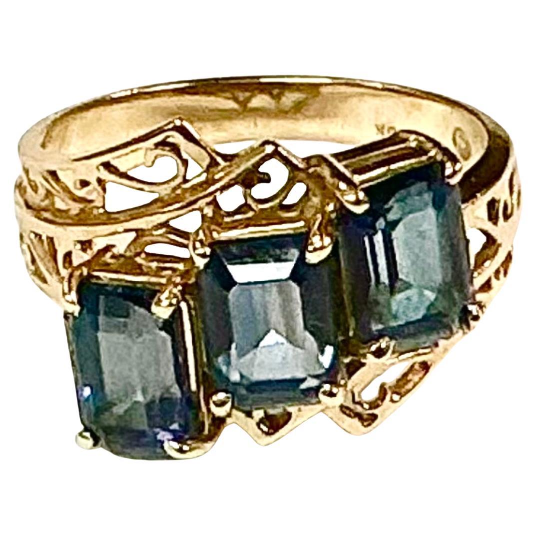 Anillo de oro amarillo de 10 quilates con tres piedras de topacio azul en venta 2