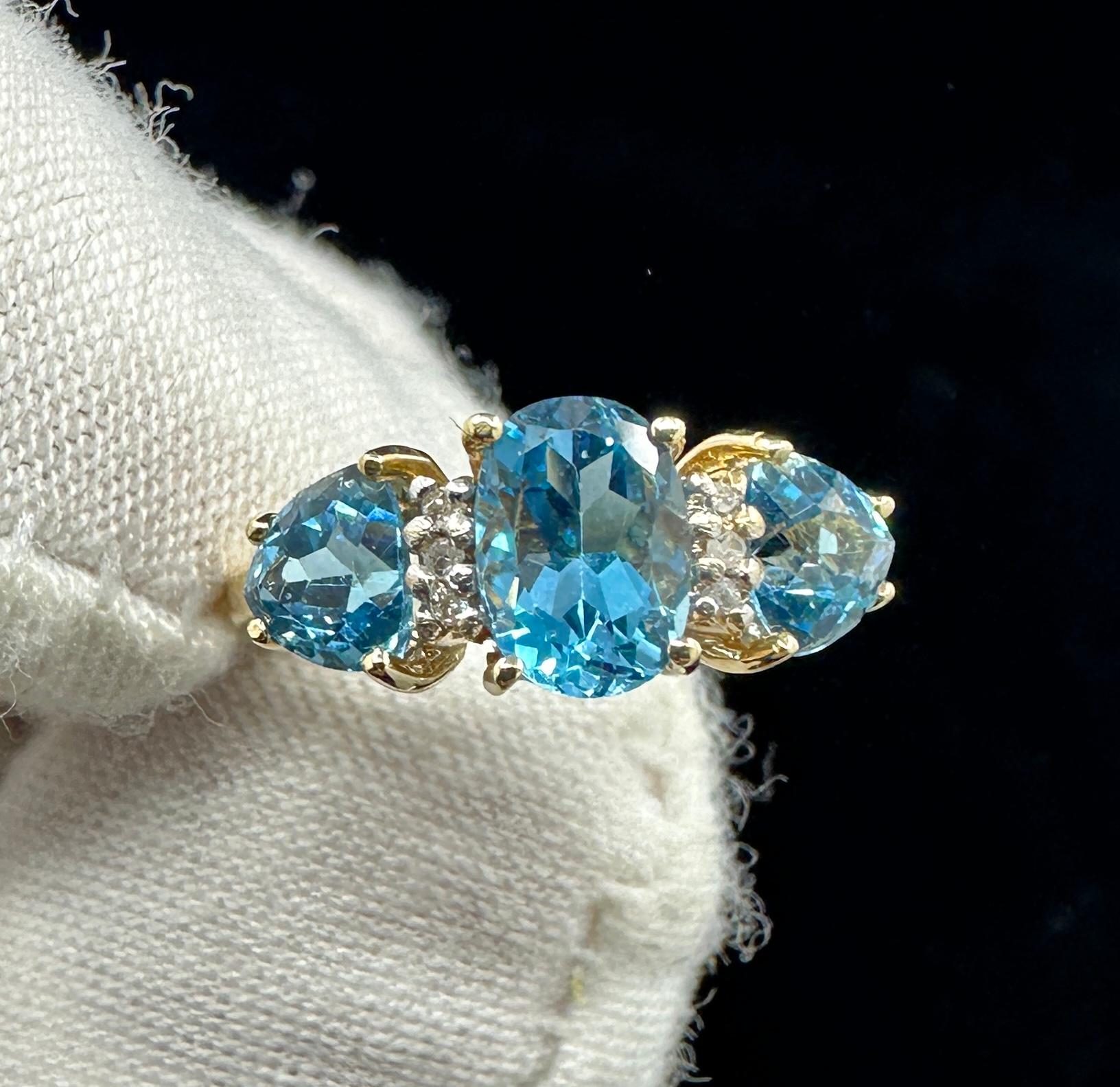 Blauer Topas Ring mit drei Steinen 6 Diamanten 14 Karat Gold Band Stacking Cocktail Ring (Zeitgenössisch) im Angebot