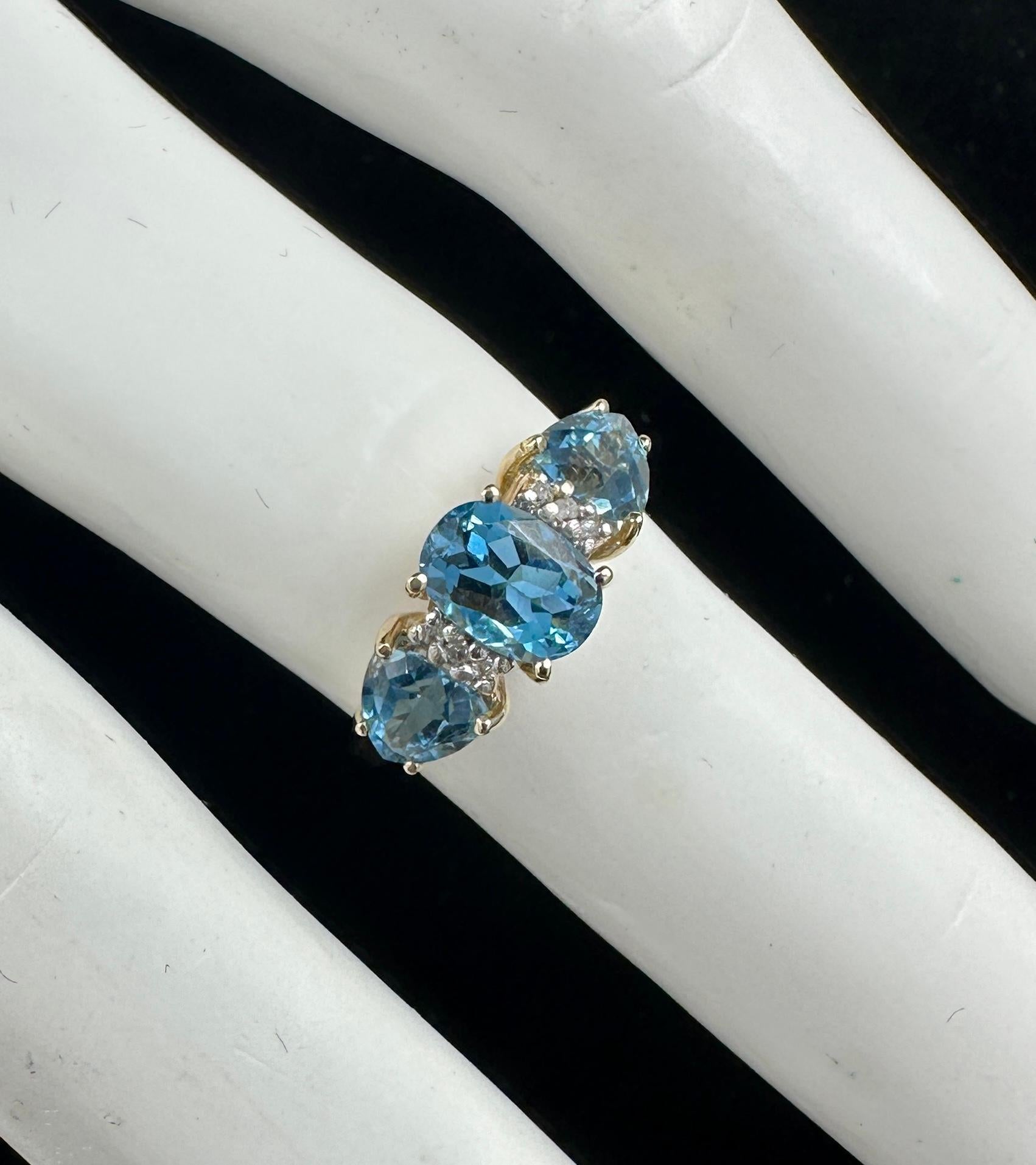 Blauer Topas Ring mit drei Steinen 6 Diamanten 14 Karat Gold Band Stacking Cocktail Ring im Zustand „Hervorragend“ im Angebot in New York, NY