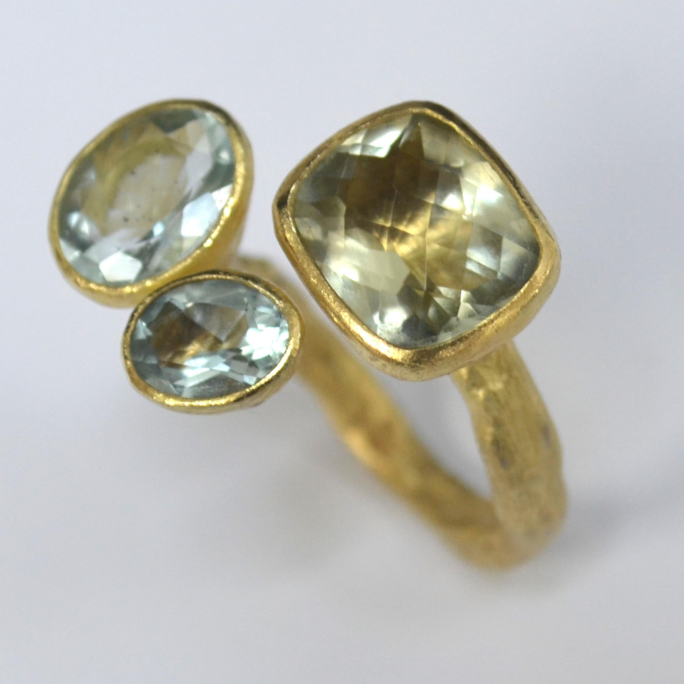 Contemporary Three-Stone Cluster 18 Karat Gold Ring with Green Amethyst and Aquamarines For Sale