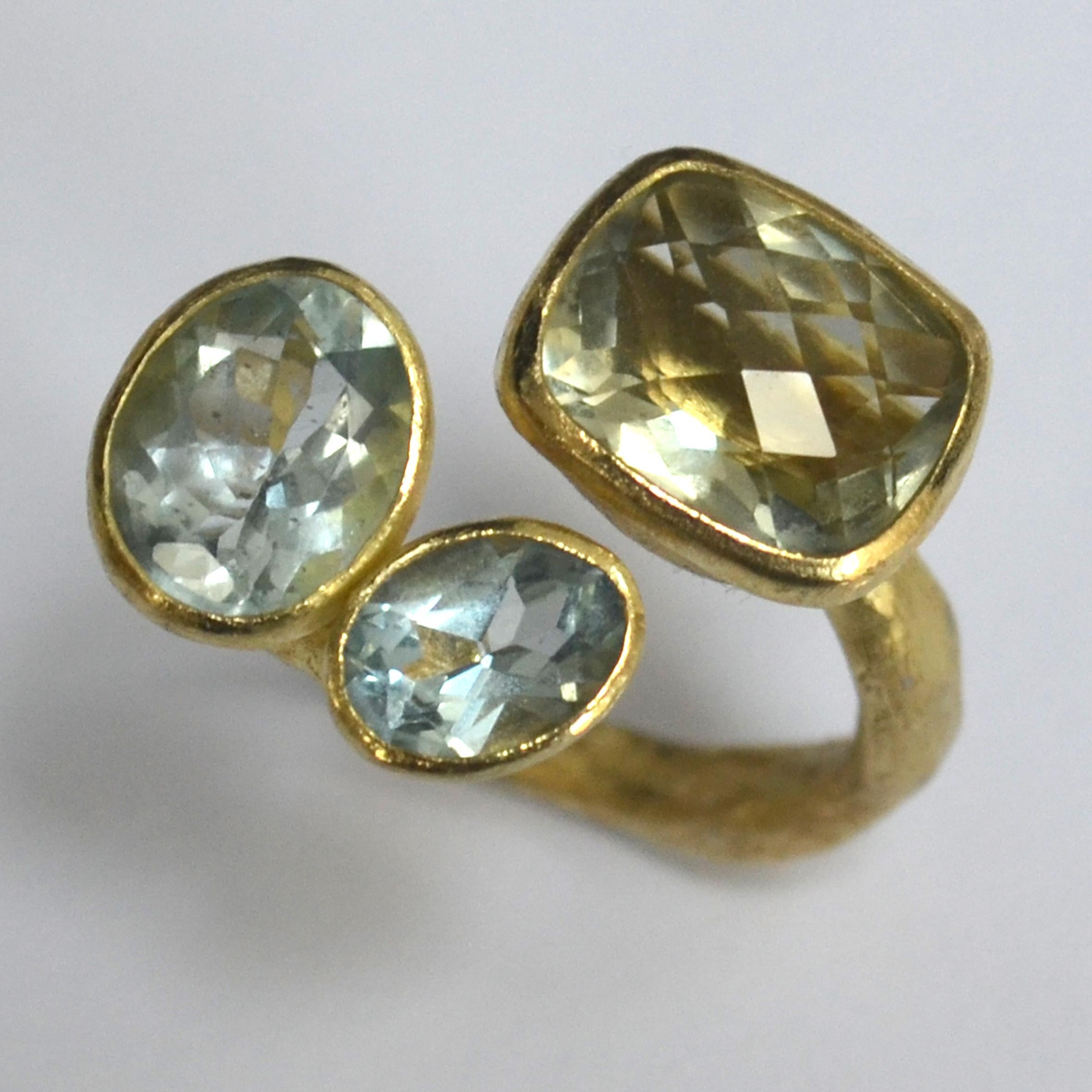 Three-Stone Cluster 18 Karat Gold Ring with Green Amethyst and Aquamarines In New Condition For Sale In London, GB
