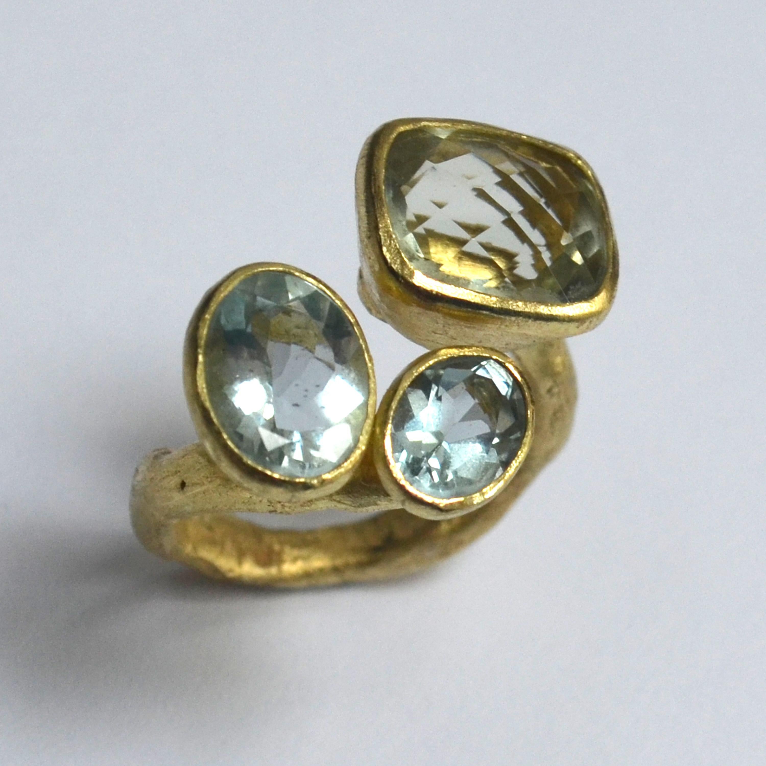 Women's or Men's Three-Stone Cluster 18 Karat Gold Ring with Green Amethyst and Aquamarines For Sale