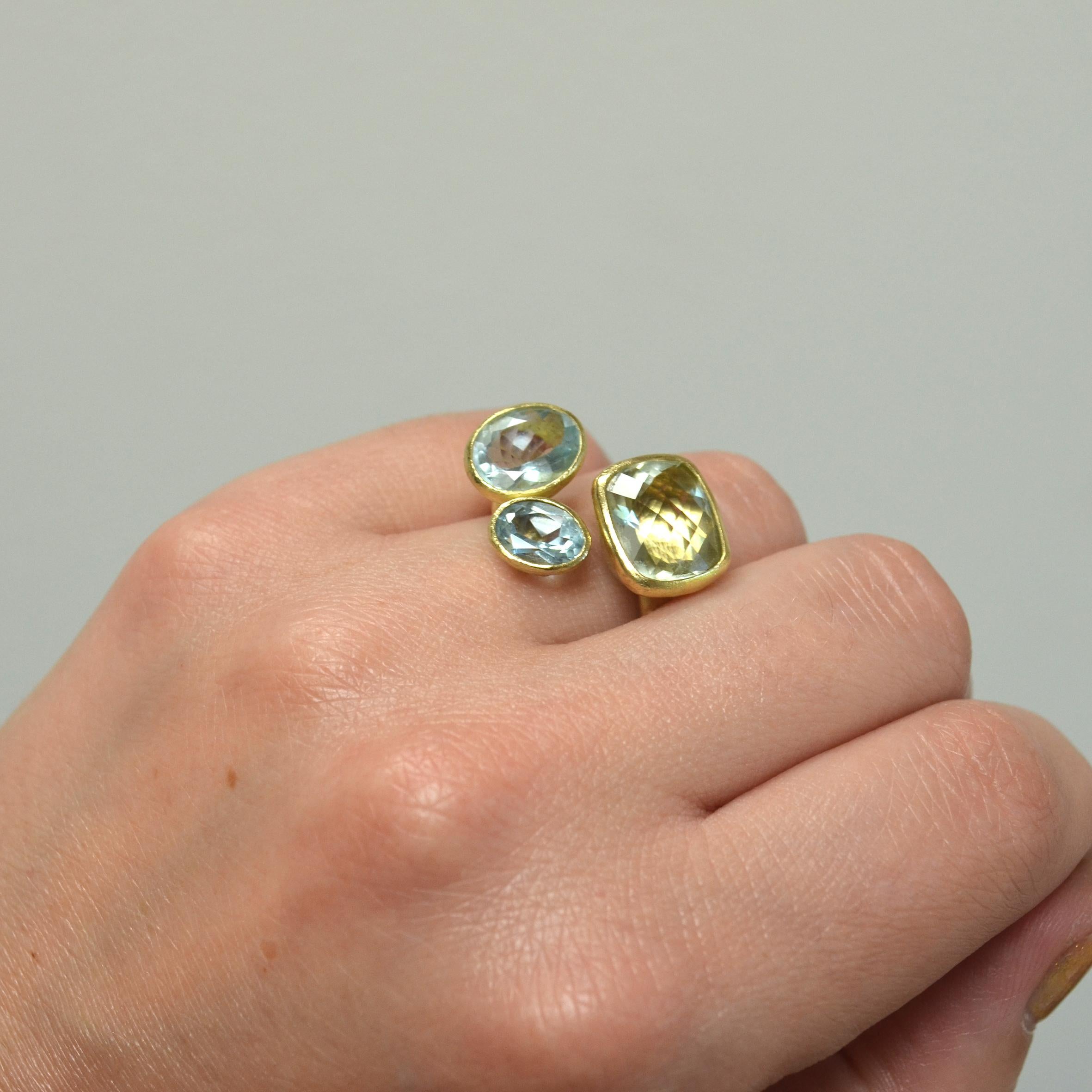 Three-Stone Cluster 18 Karat Gold Ring with Green Amethyst and Aquamarines For Sale 3