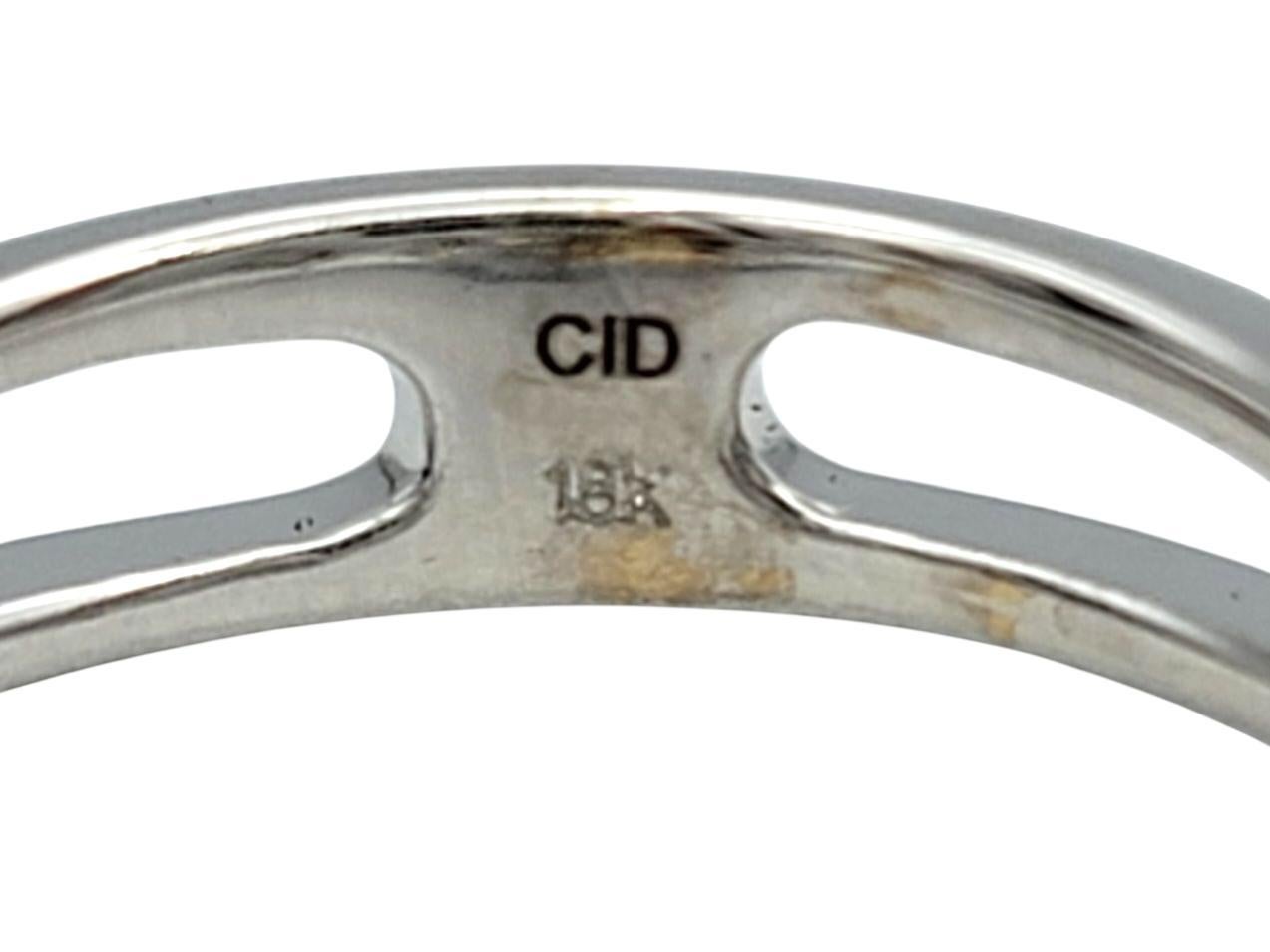 Three Stone Cluster Style Diamond Halo Split Shank Ring in 18 Karat White Gold en vente 1