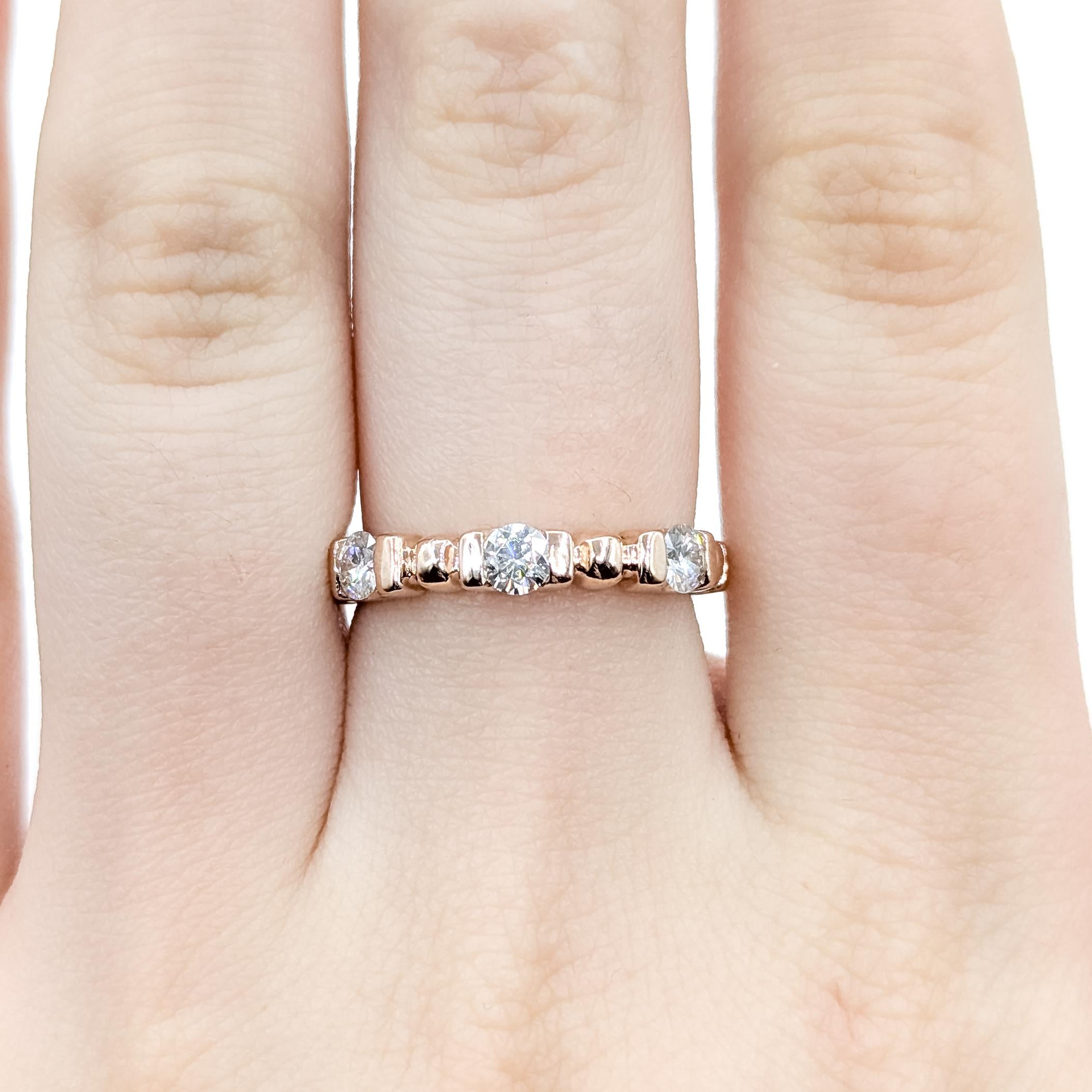 De las mujeres Anillo de tres piedras de circonita cúbica en oro rosa de 14k en venta