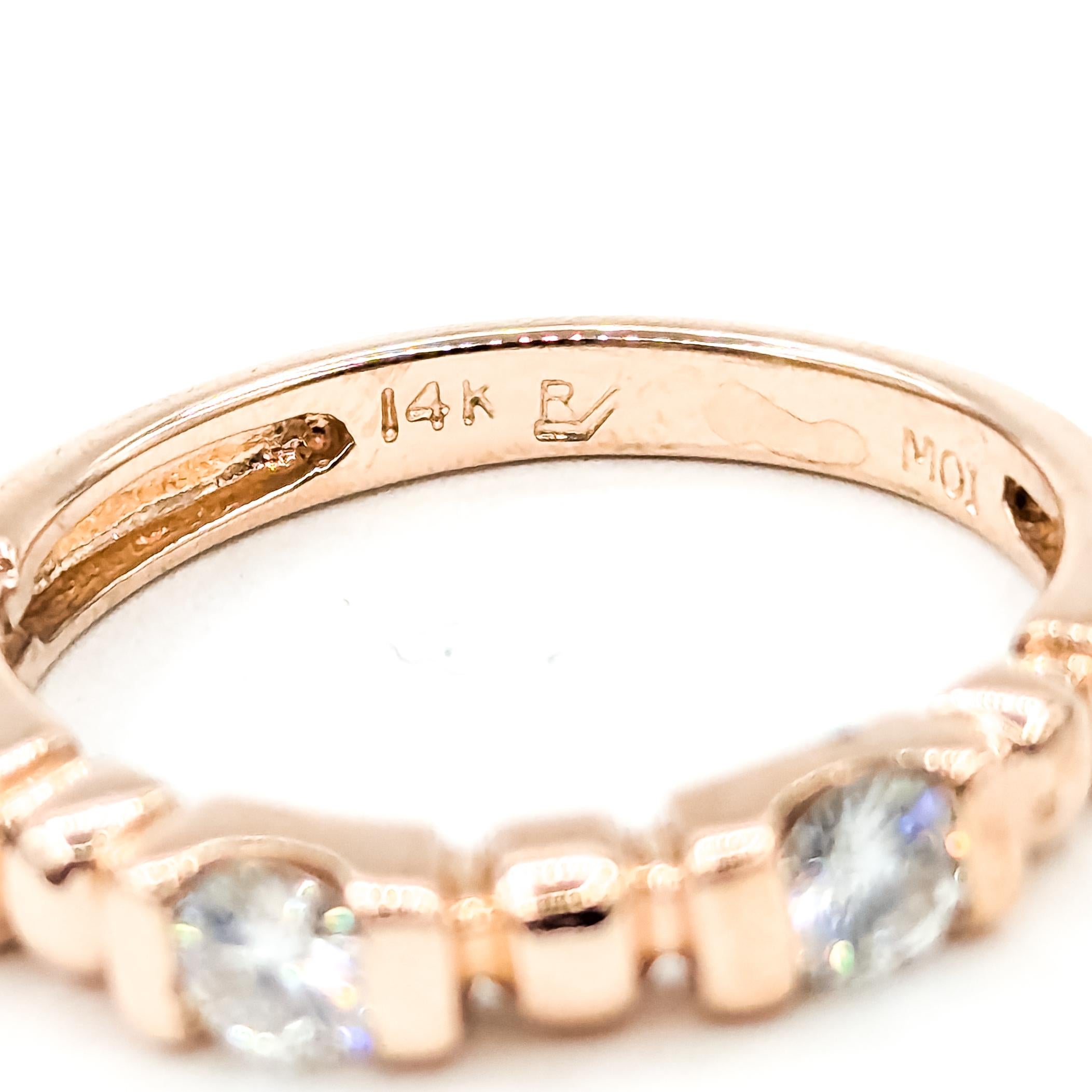 Anillo de tres piedras de circonita cúbica en oro rosa de 14k en venta 4