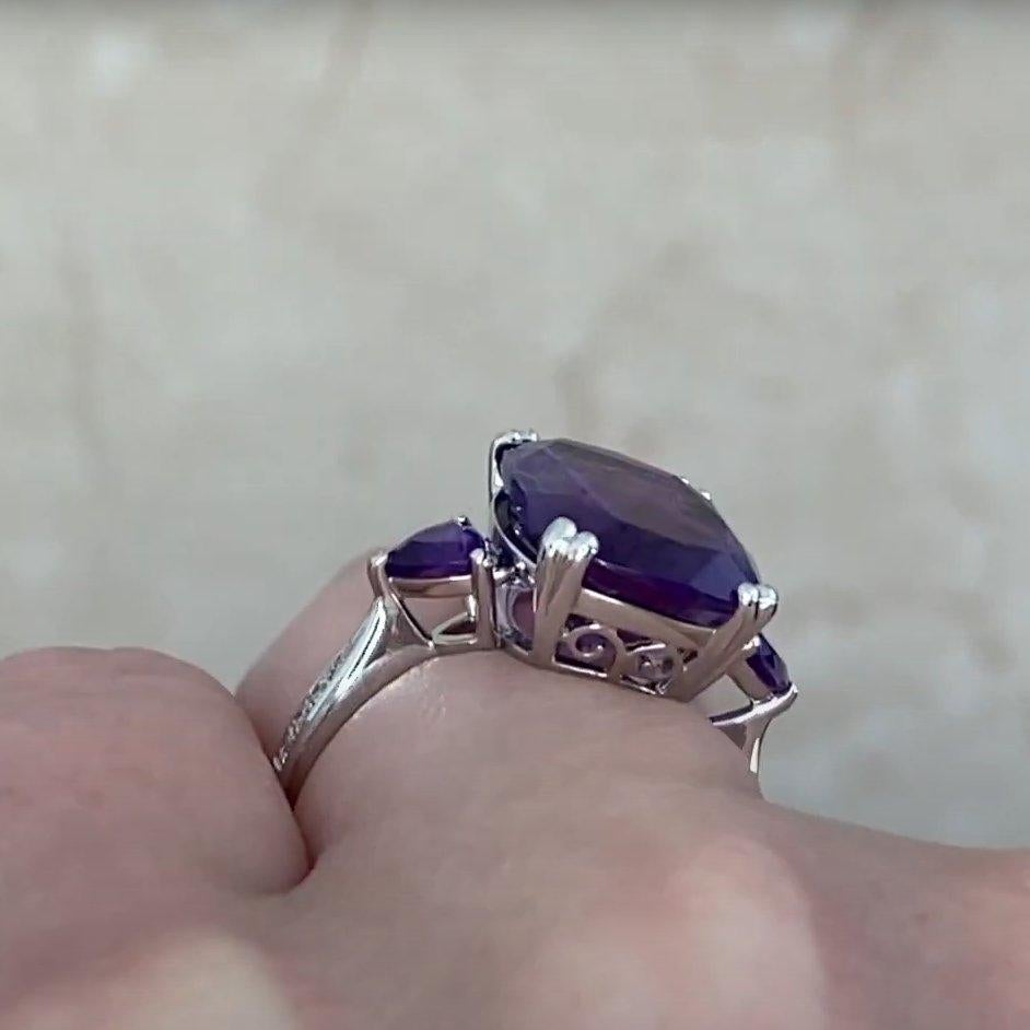 Anillo de amatista de tres piedras talla cojín (aprox. 5,80 quilates), platino Corte cojín en venta
