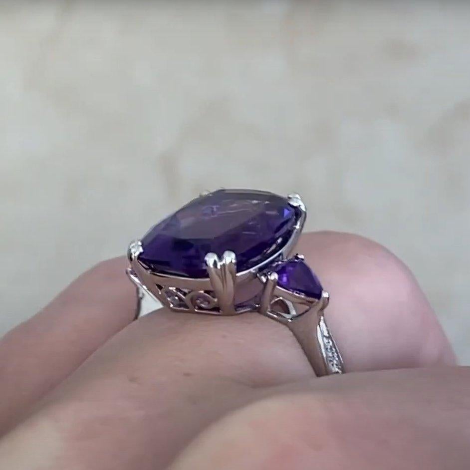 Anillo de amatista de tres piedras talla cojín (aprox. 5,80 quilates), platino en Excelente estado para la venta en New York, NY
