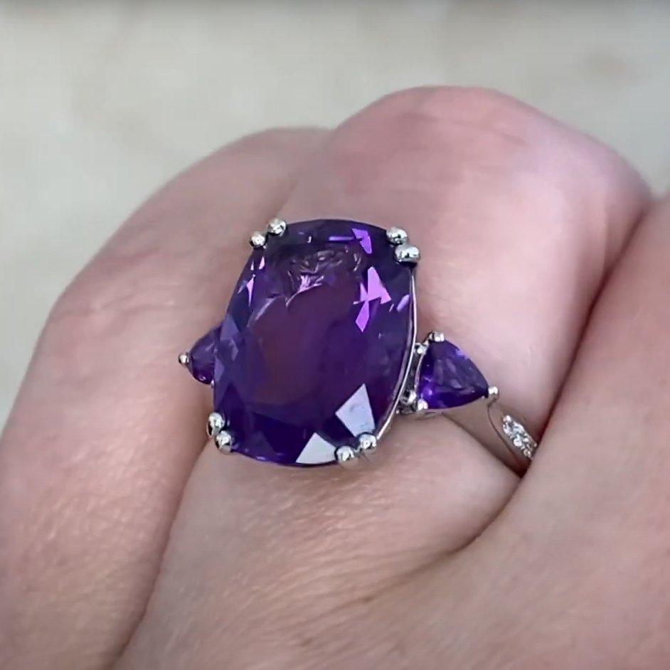 De las mujeres Anillo de amatista de tres piedras talla cojín (aprox. 5,80 quilates), platino en venta