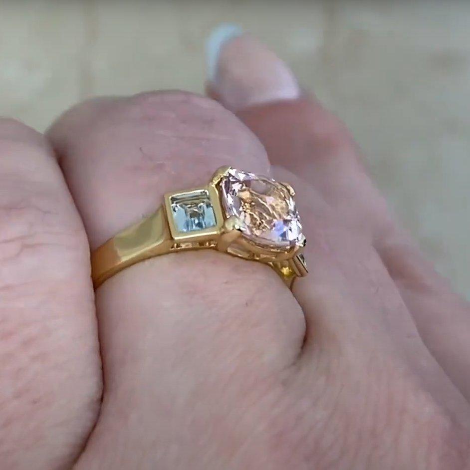 Taglio cuscino Anello con tre pietre di morganite taglio cuscino (circa 1,30 carati) e acquamarina in vendita