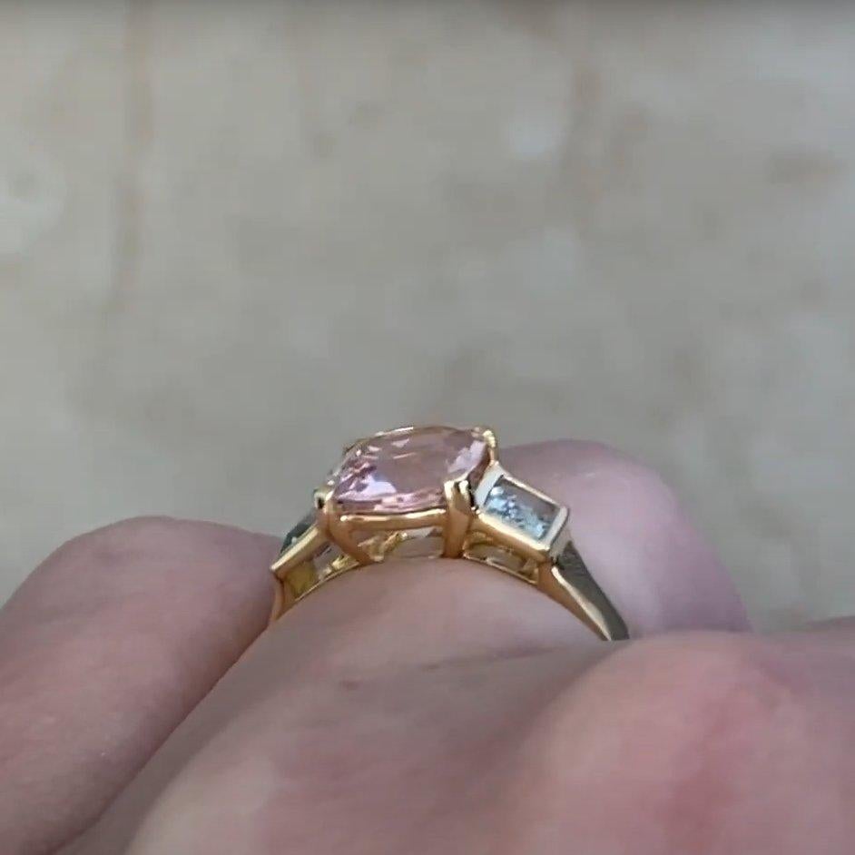Anello con tre pietre di morganite taglio cuscino (circa 1,30 carati) e acquamarina In condizioni ottime in vendita a New York, NY