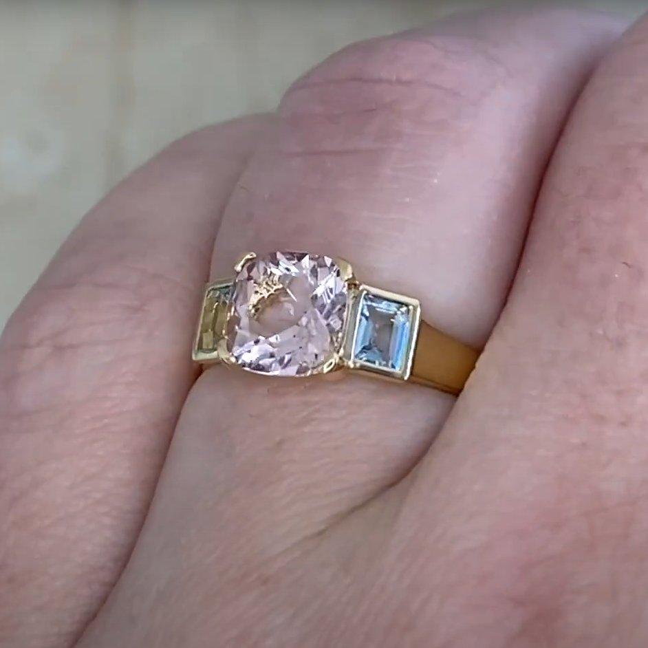 Donna Anello con tre pietre di morganite taglio cuscino (circa 1,30 carati) e acquamarina in vendita
