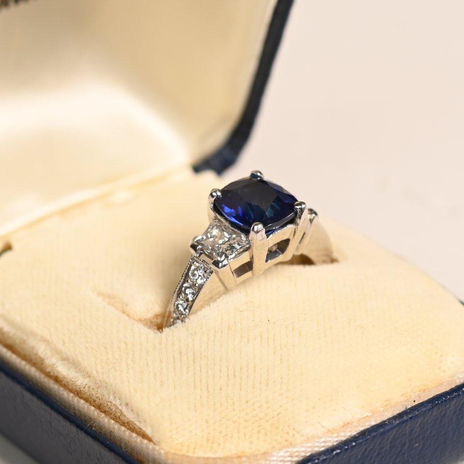 Drei Steine im Kissenschliff-Saphir ( ca. 2,30 Karat) und Diamanten im Rundschliff im Zustand „Hervorragend“ im Angebot in New York, NY