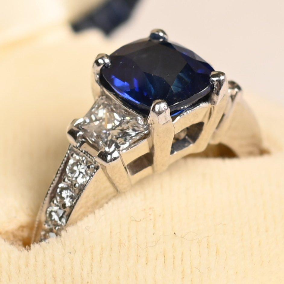 Drei Steine im Kissenschliff-Saphir ( ca. 2,30 Karat) und Diamanten im Rundschliff Damen im Angebot