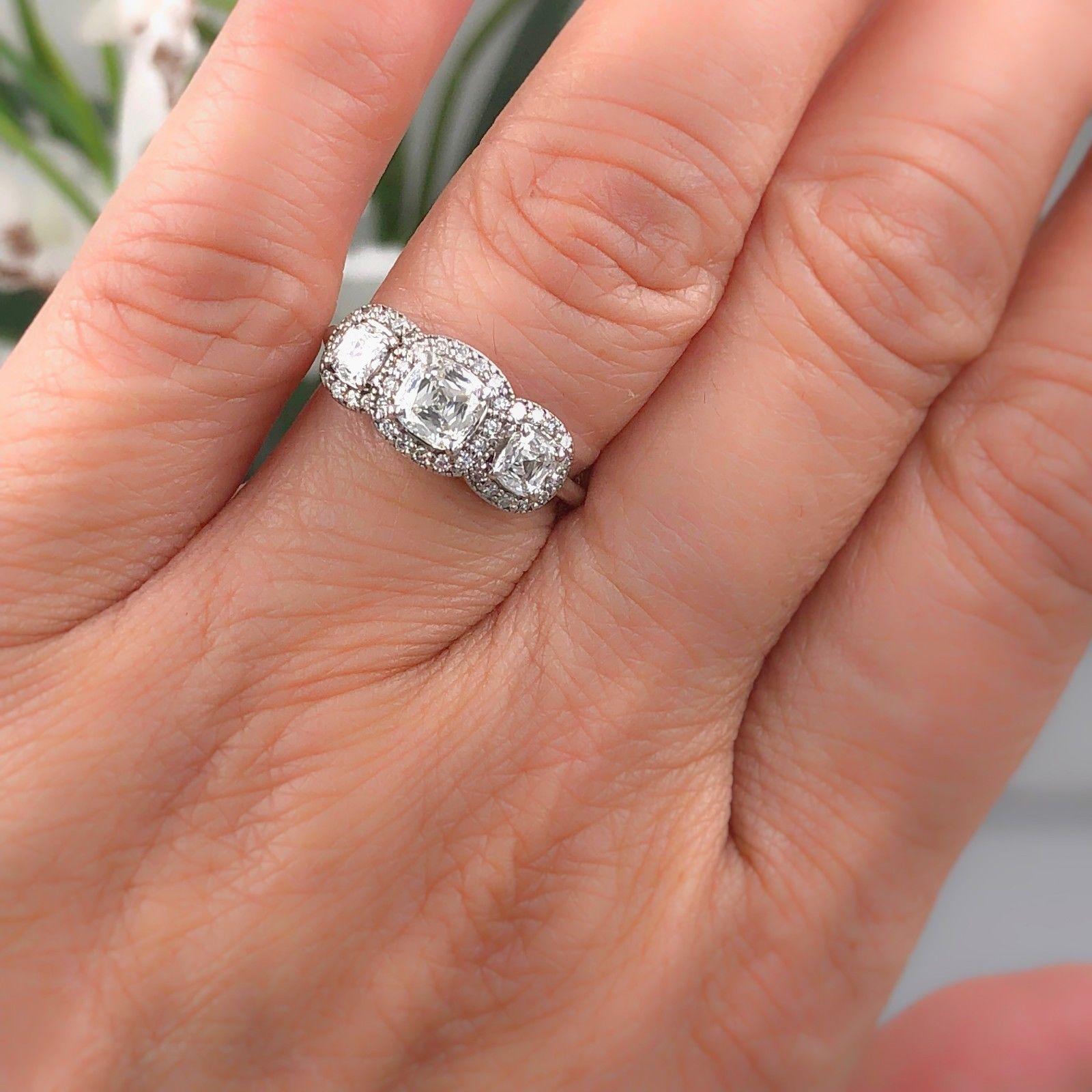 Drei Stein Kissenschliff Diamant Verlobungsring 1,17 tcw Halo Design 14k Weißgold im Zustand „Hervorragend“ im Angebot in San Diego, CA