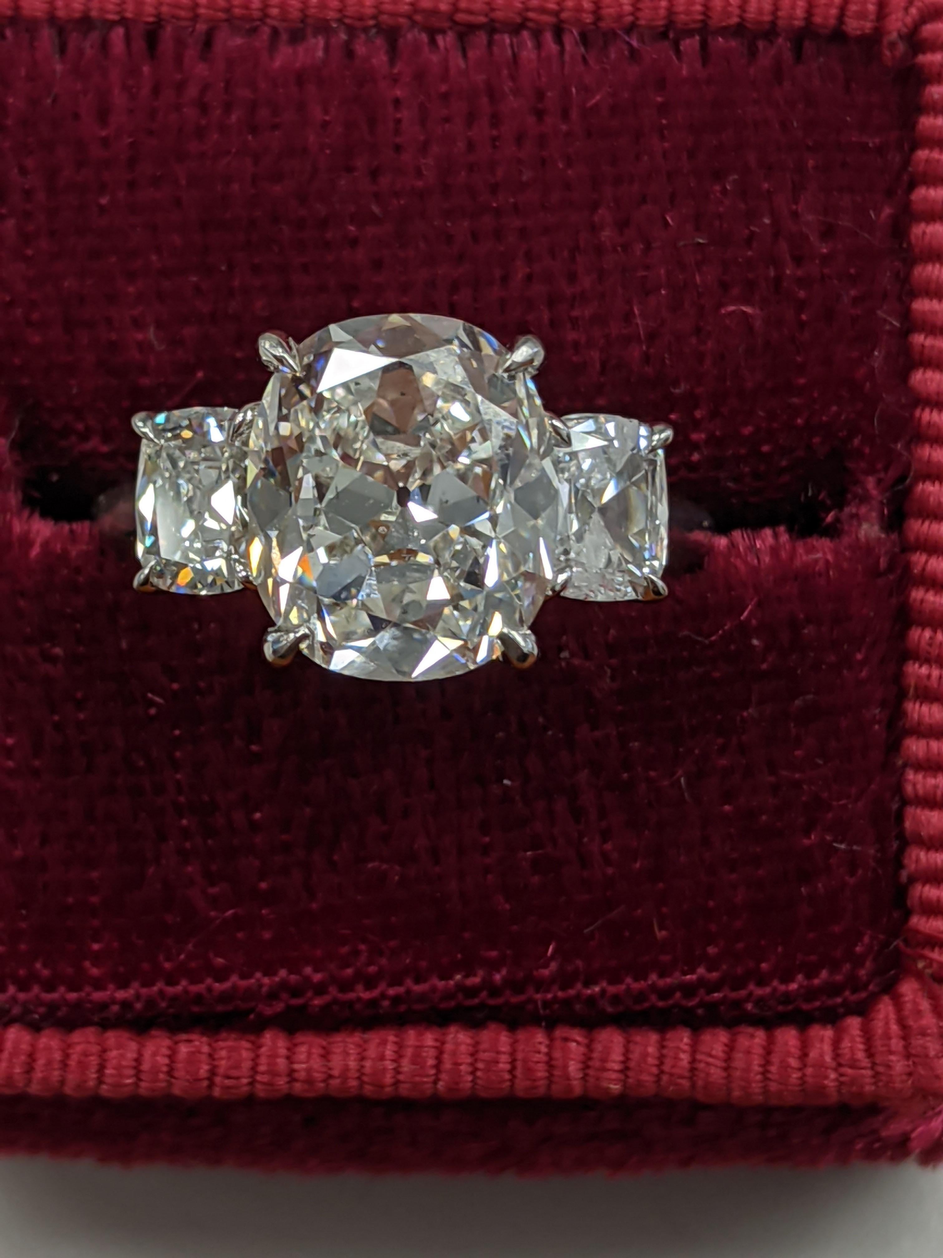 Three-Stone Cushion Diamond Ring Featuring 4 Carat G VS2 in Platinum 'GIA' In New Condition In New York, NY