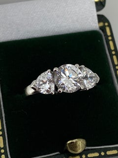 Ring aus 14-karätigem Weißgold mit drei Zirkonia-Steinen (7 mm, rund und im Trilliant-Schliff)