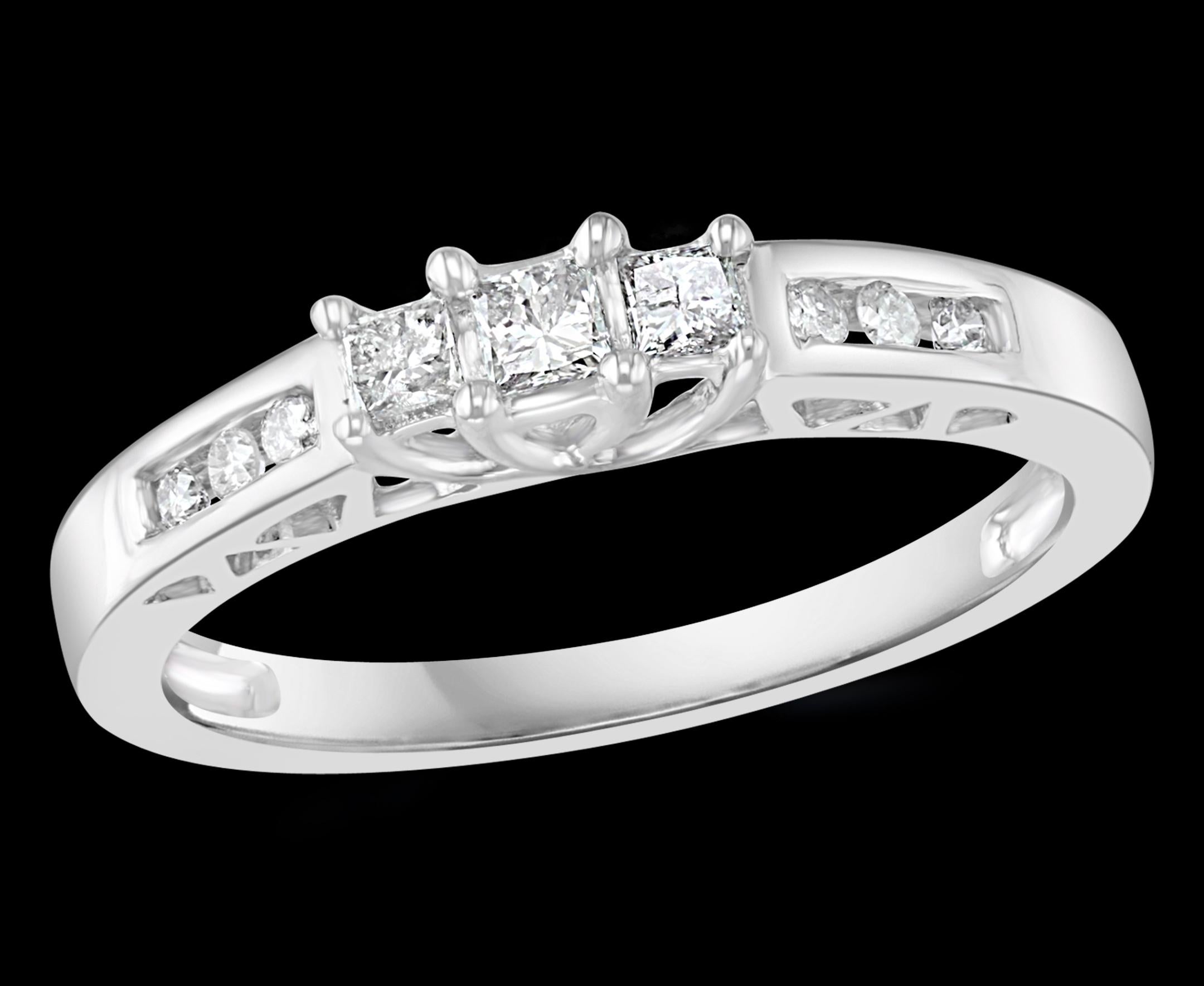 Dreistein-Diamant  Traditionell  Ring/Band 14 Karat Weißgold

Drei Diamanten im Princess-Schliff  nebeneinander, gefolgt von drei runden Diamanten im Brillantschliff auf jeder Seite, die ein halbes Band bilden 
Diamant SI  qualität und H/I