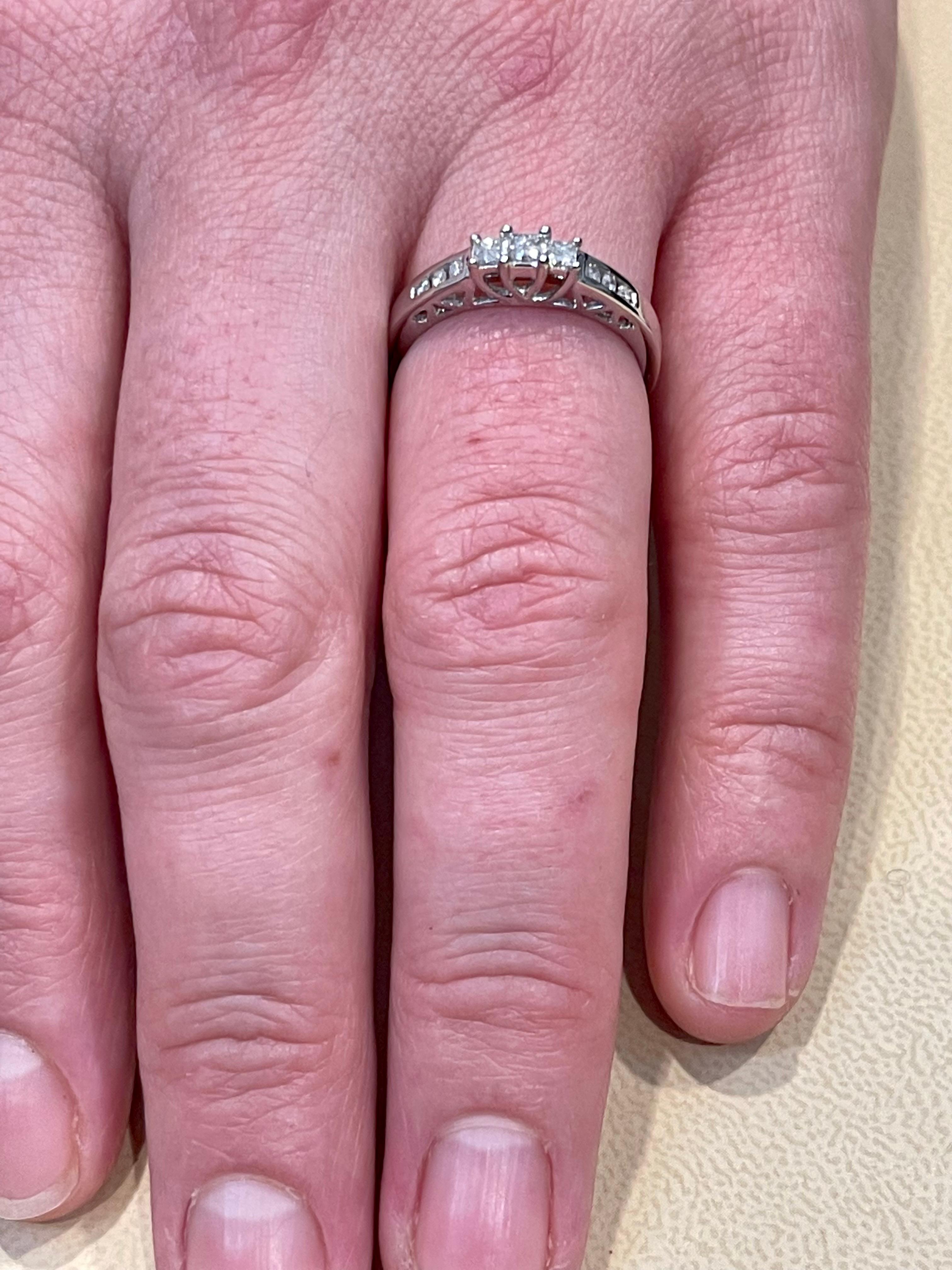 Drei-Stein-Diamant 0,30 Karat Traditioneller Ring/Band 14 Karat Weißgold im Zustand „Hervorragend“ im Angebot in New York, NY