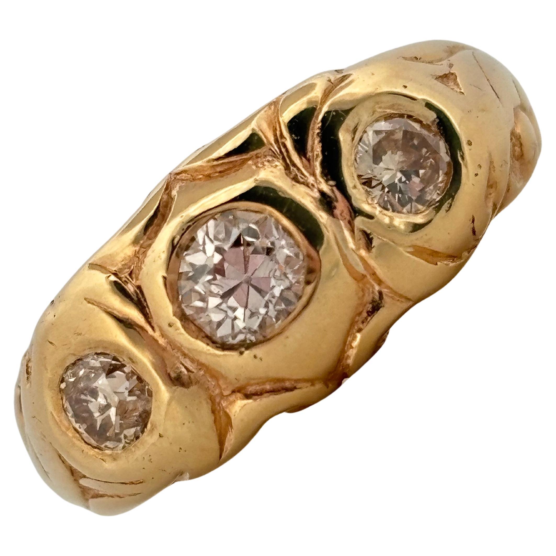 Dieser elegante, von der Antike inspirierte Ring ist aus reichem 14-karätigem Gelbgold gefertigt und mit drei Diamanten im alten europäischen Schliff von insgesamt ca. 0,66 Karat besetzt. Die Diamanten mit den Graden J/K in der Farbe und SI1-SI2 in