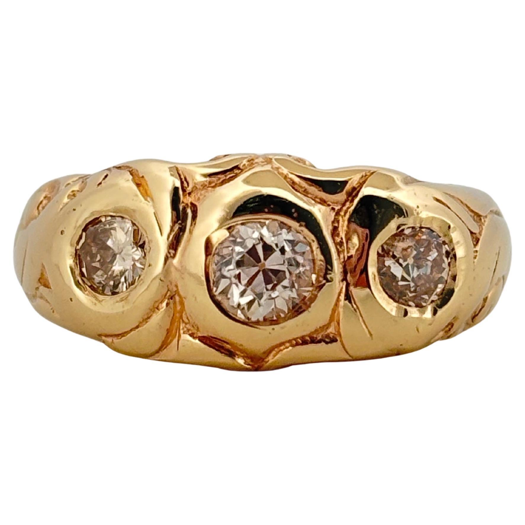 Drei Stein Diamant 0,66ctw 14K Gelbgold Band Ring im Angebot