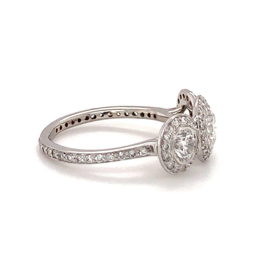 Bague en or blanc 18K avec diamant à trois pierres Bon état - En vente à Beverly Hills, CA