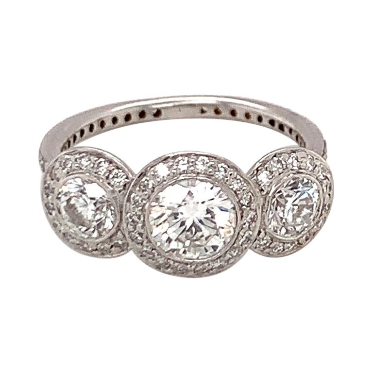 Bague à trois pierres en or blanc 18 carats