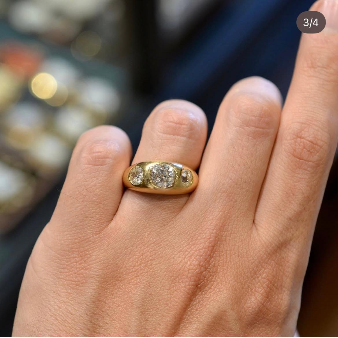 Women's or Men's Three Stone Diamond 2.87ct Gypsy Set Ring in 18ct Yellow Gold For Sale