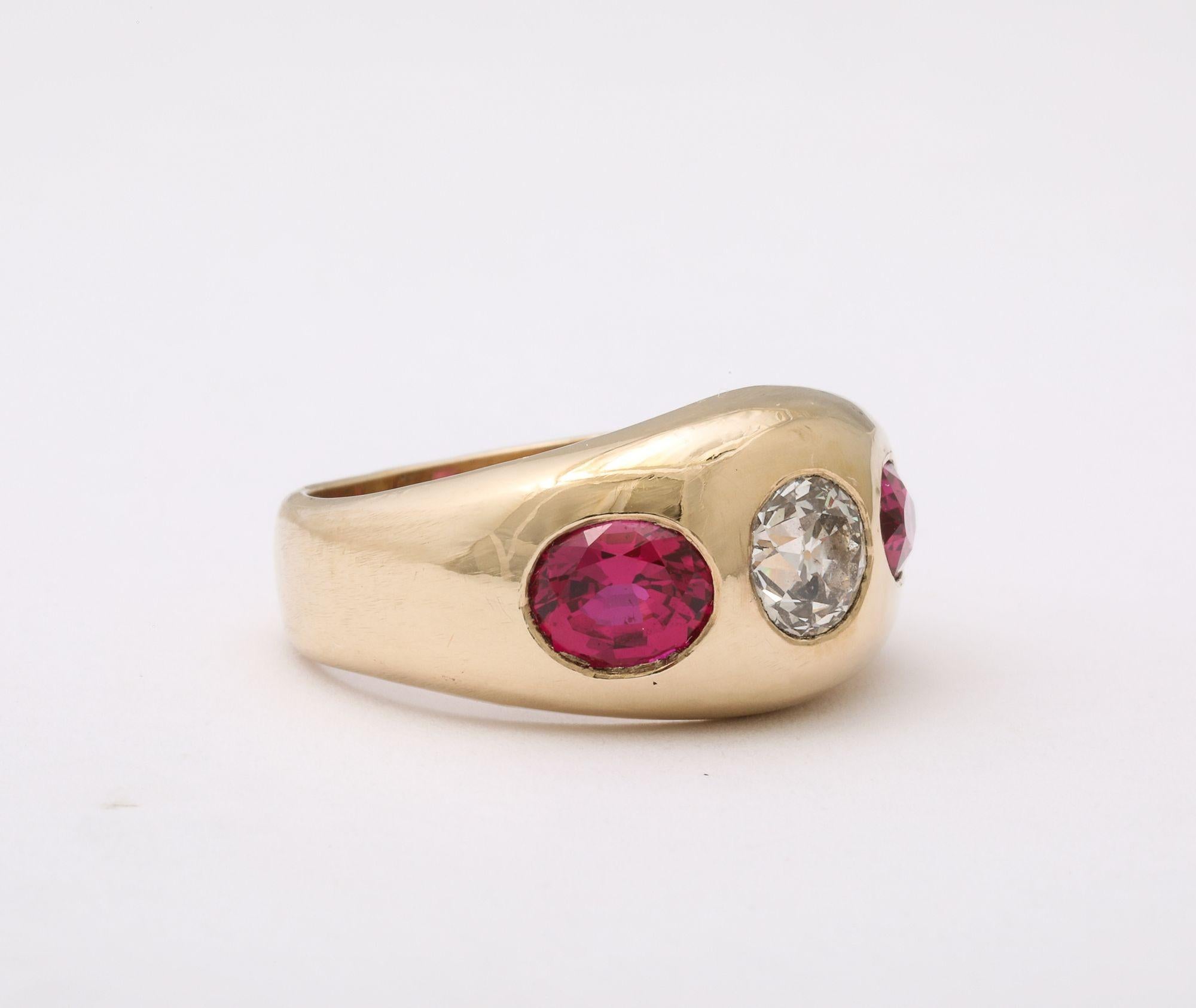 Three Stone Diamond and Natural Ruby Gold Ring In Good Condition For Sale In New York, NY