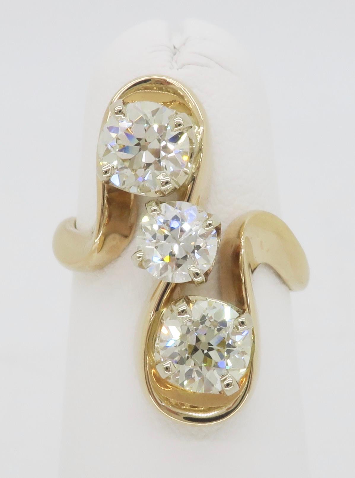 Dreisteiniger 2,06CTW-Diamantring im Freiform-Design. 

Individuelle Informationen über Diamanten:
.82ct Alter europäischer Schliff, Farbe K, Reinheit VS2 
.50ct Alter europäischer Schliff, Farbe G, Reinheit SI2 
.74ct Alter europäischer Schliff,