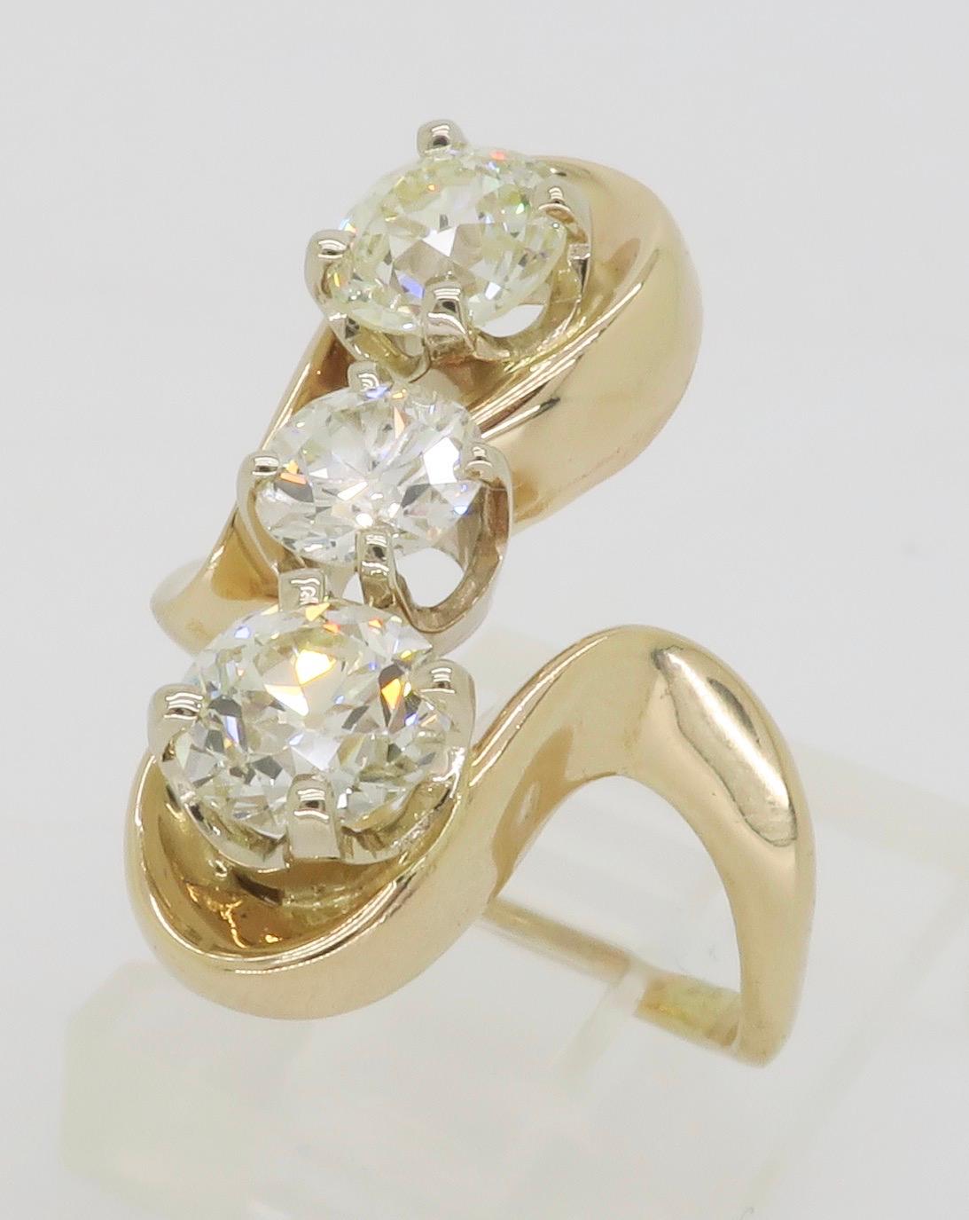 Dreistein-Diamant-Cocktailring in freiem Design 3