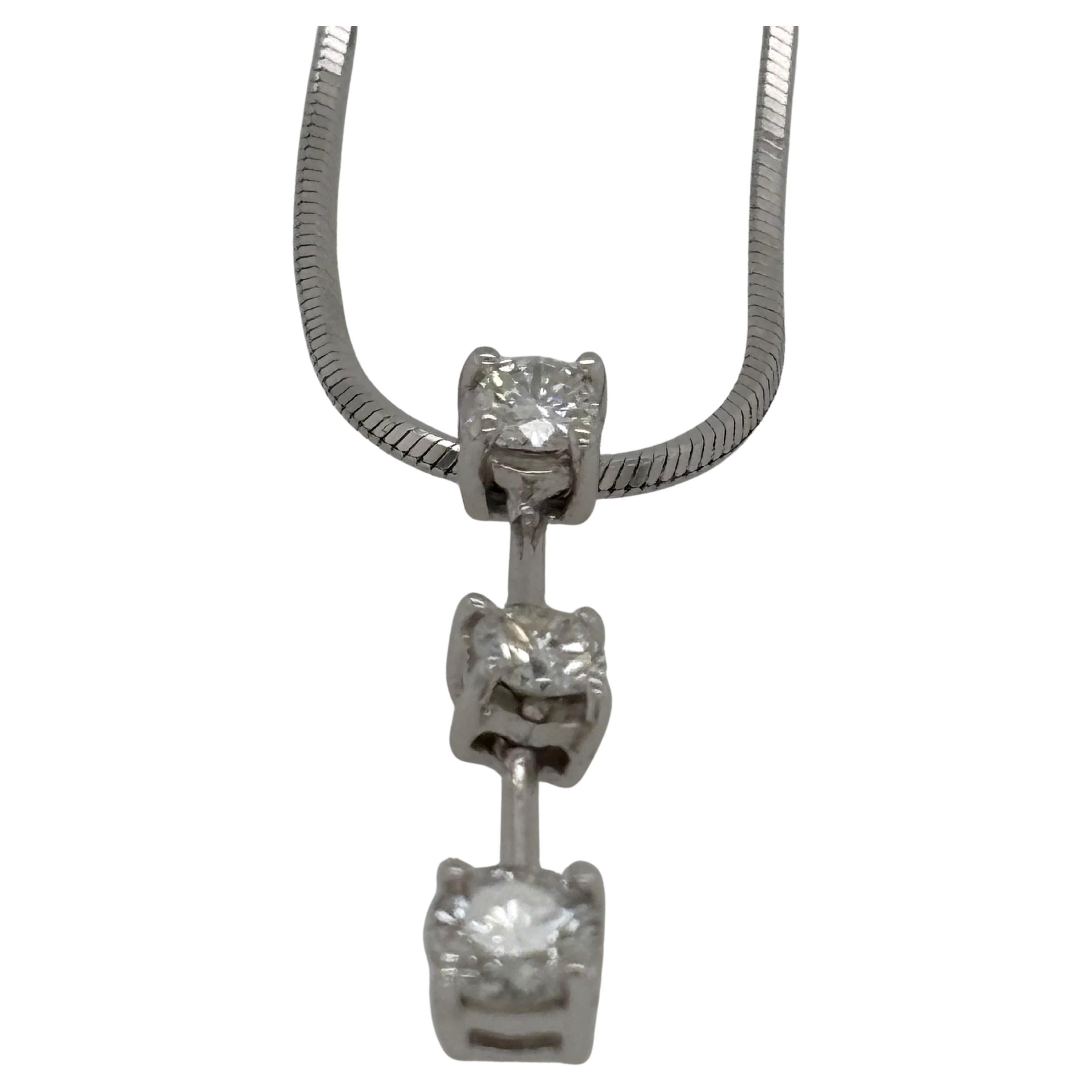 Collana a goccia con ciondolo Journey con 3 pietre e diamanti, in oro bianco 14 carati, con una raffinata catena a spina di pesce. 

Ciondolo: 3 diamanti graduali di 0,25ct, 0,35ct, 0,50ct, lunghi 1 pollice. 
Catena: a spina di pesce, lunga 15,25
