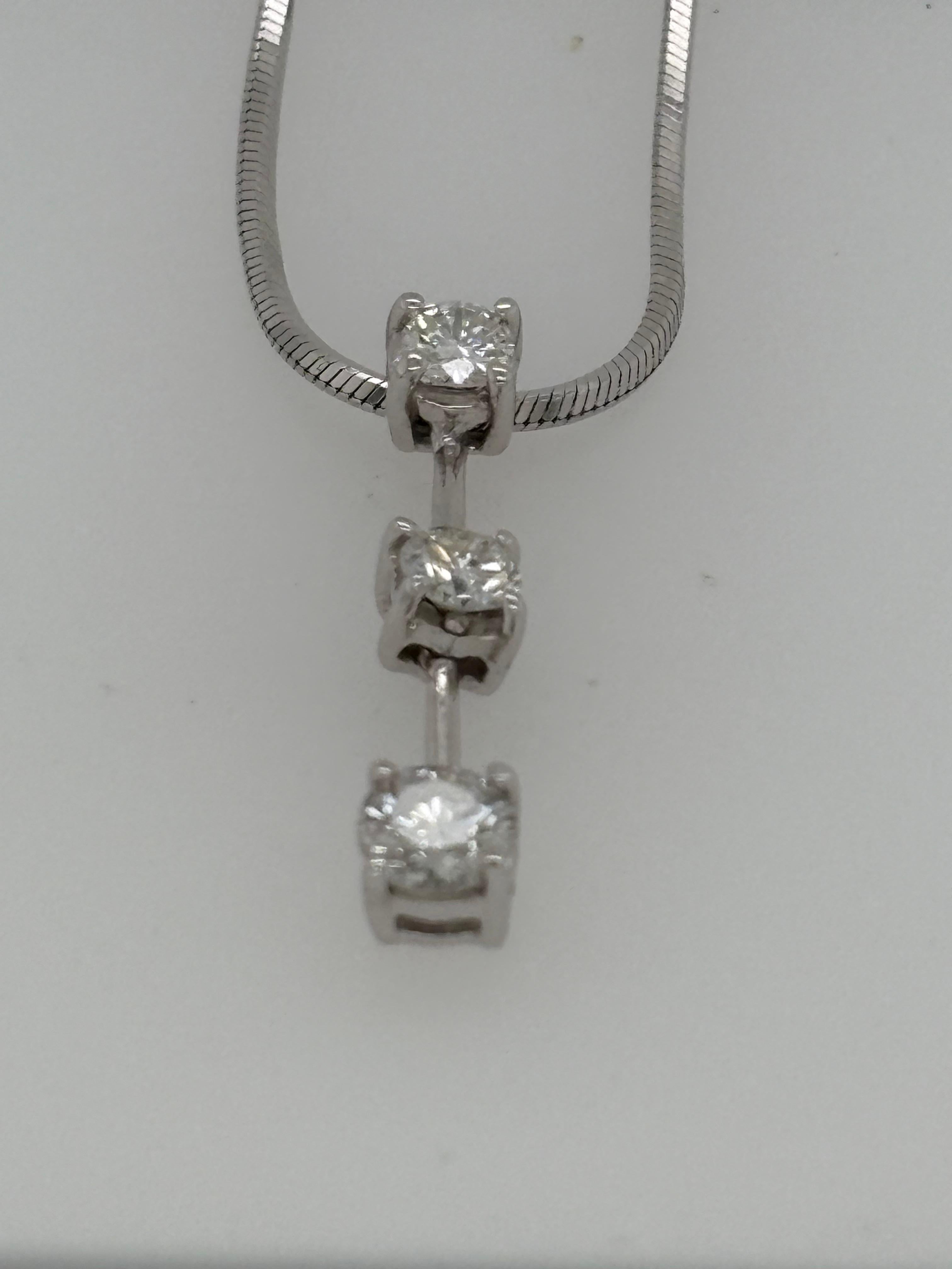 Contemporaneo Collana con ciondolo Journey con 3 pietre e diamanti, oro bianco 14 carati in vendita