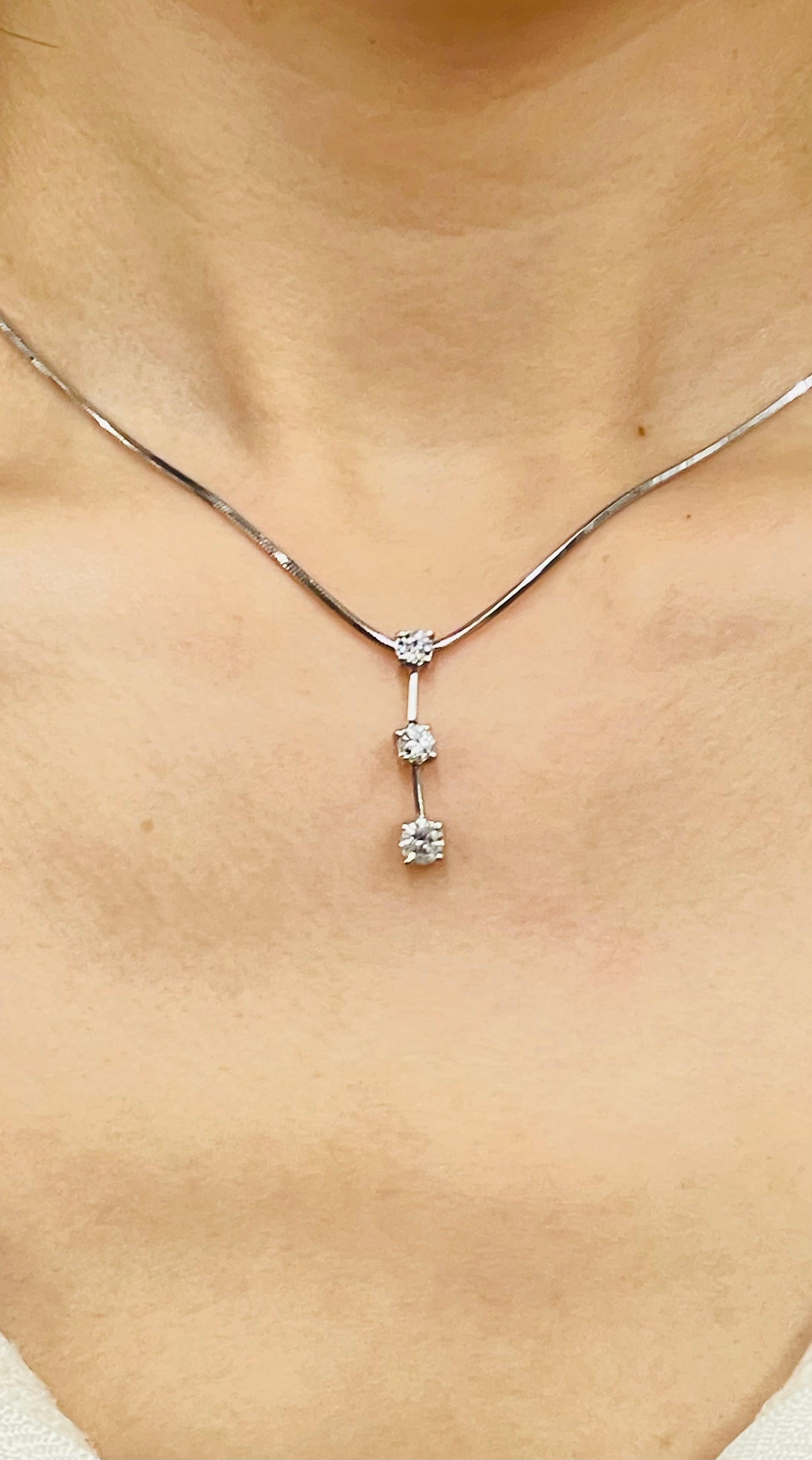 Collana con ciondolo Journey con 3 pietre e diamanti, oro bianco 14 carati In condizioni buone in vendita a Manhasset, NY