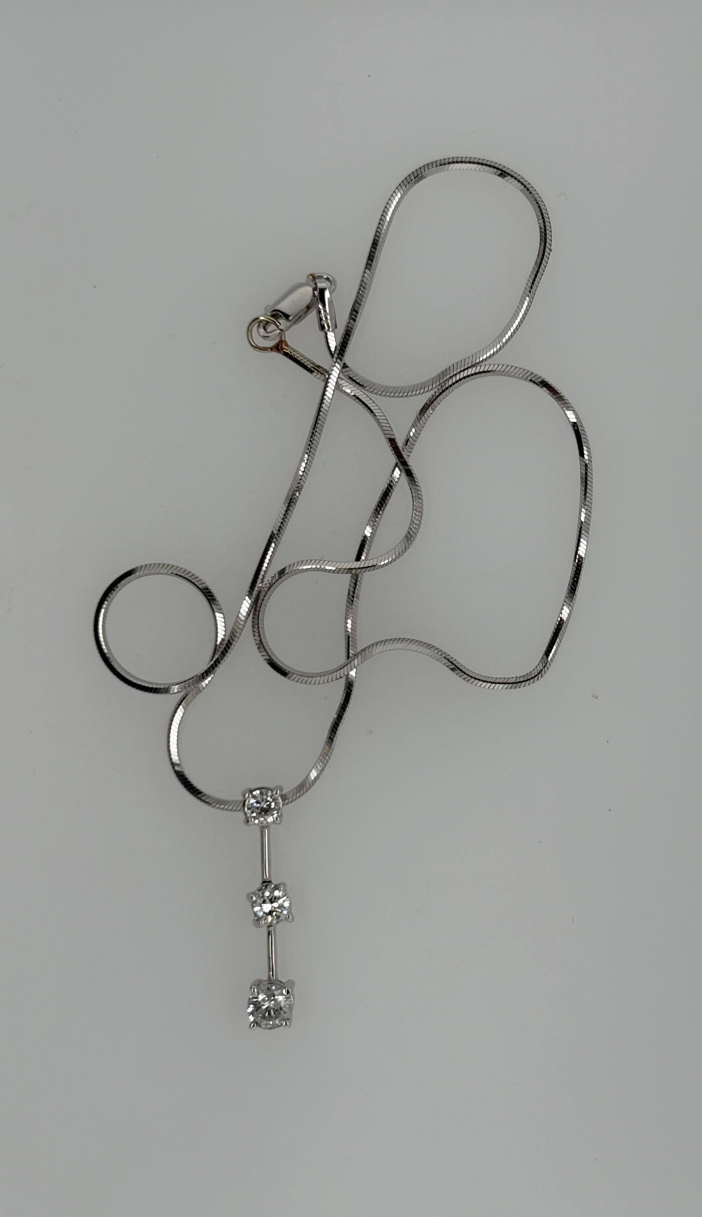 Collana con ciondolo Journey con 3 pietre e diamanti, oro bianco 14 carati in vendita 2