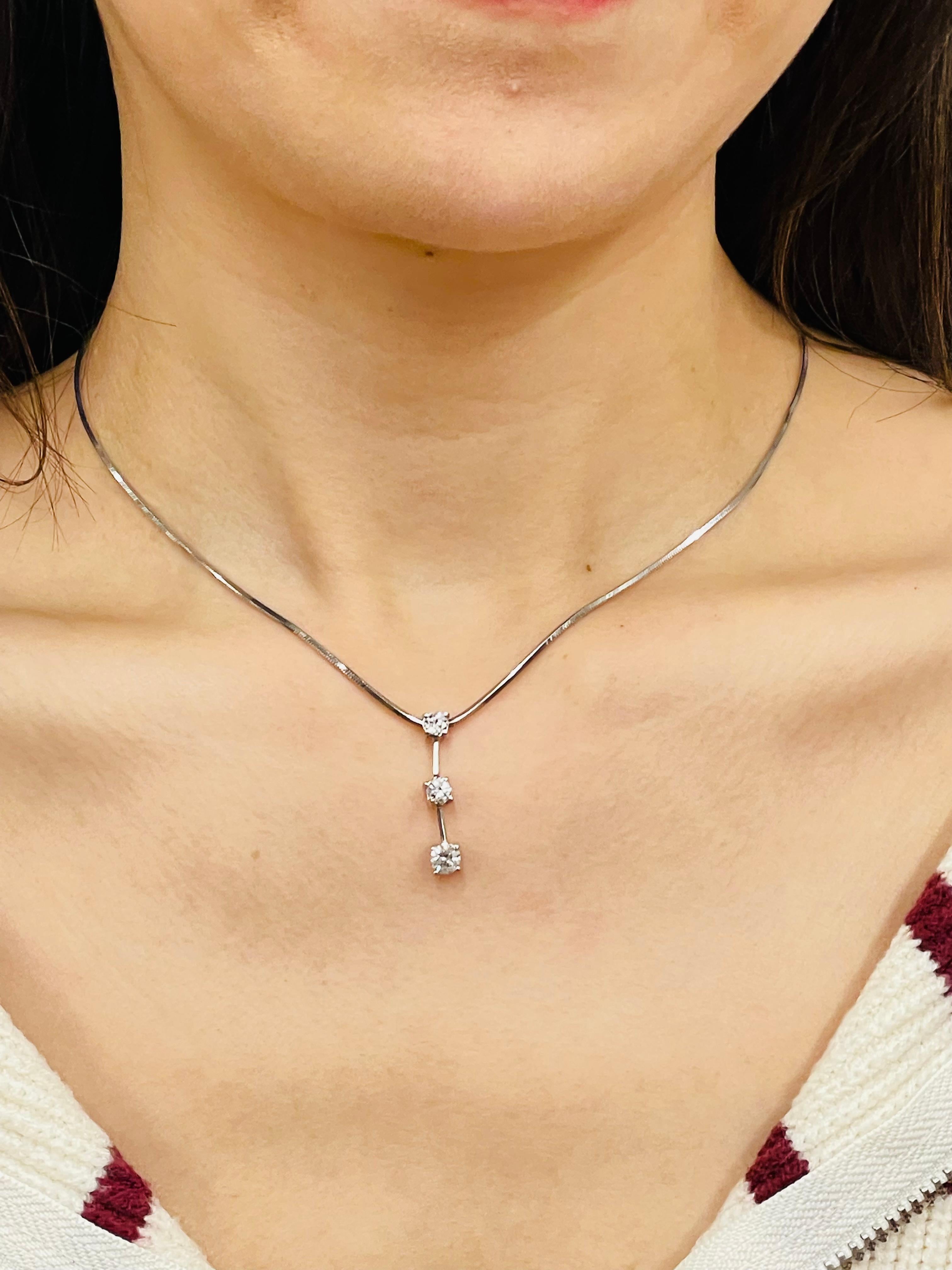 Collana con ciondolo Journey con 3 pietre e diamanti, oro bianco 14 carati in vendita 4