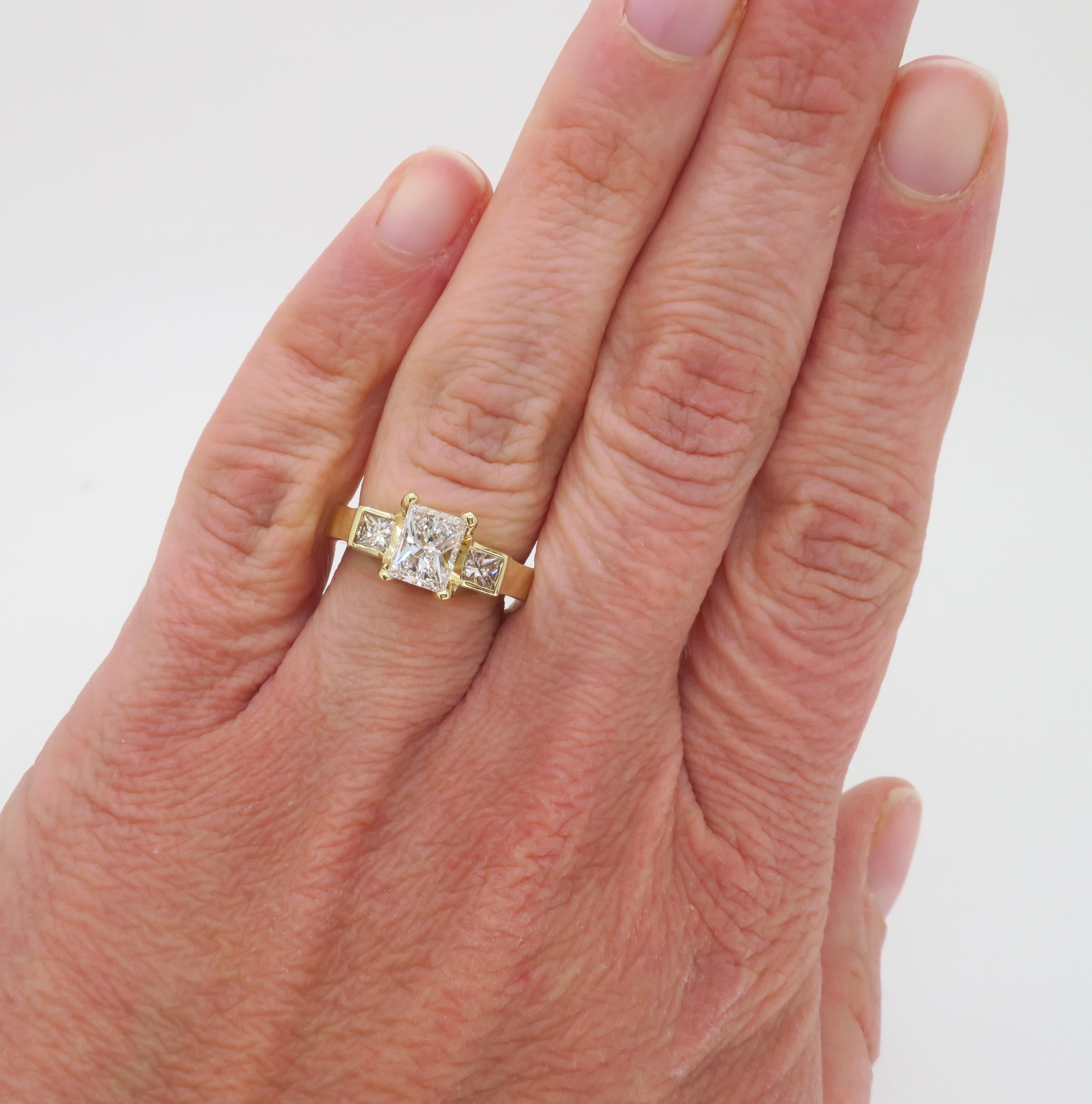 Dreistein-Diamantring mit einem zentralen zertifizierten Diamanten im Princess-Schliff, flankiert von zwei passenden Diamanten im Princess-Schliff. 

Zentrum Diamant Karat Gewicht: 1.00CT
Zentrum Diamant Schliff: Prinzess-Schliff 
Zentrum EGL