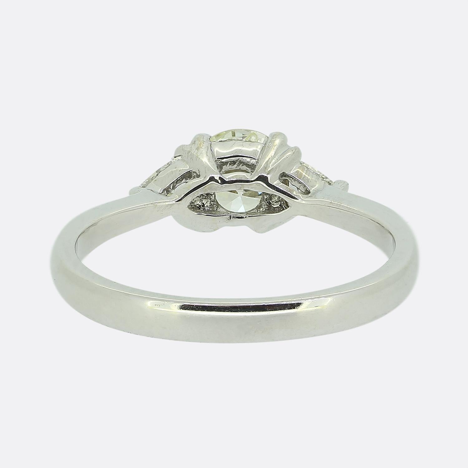 Three-Stone Diamond Engagement Ring In Good Condition For Sale In London, GB