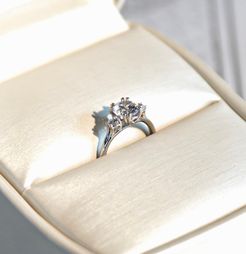 Contemporain Bague de fiançailles à trois pierres en or blanc 18 carats avec diamants de Serafino en vente
