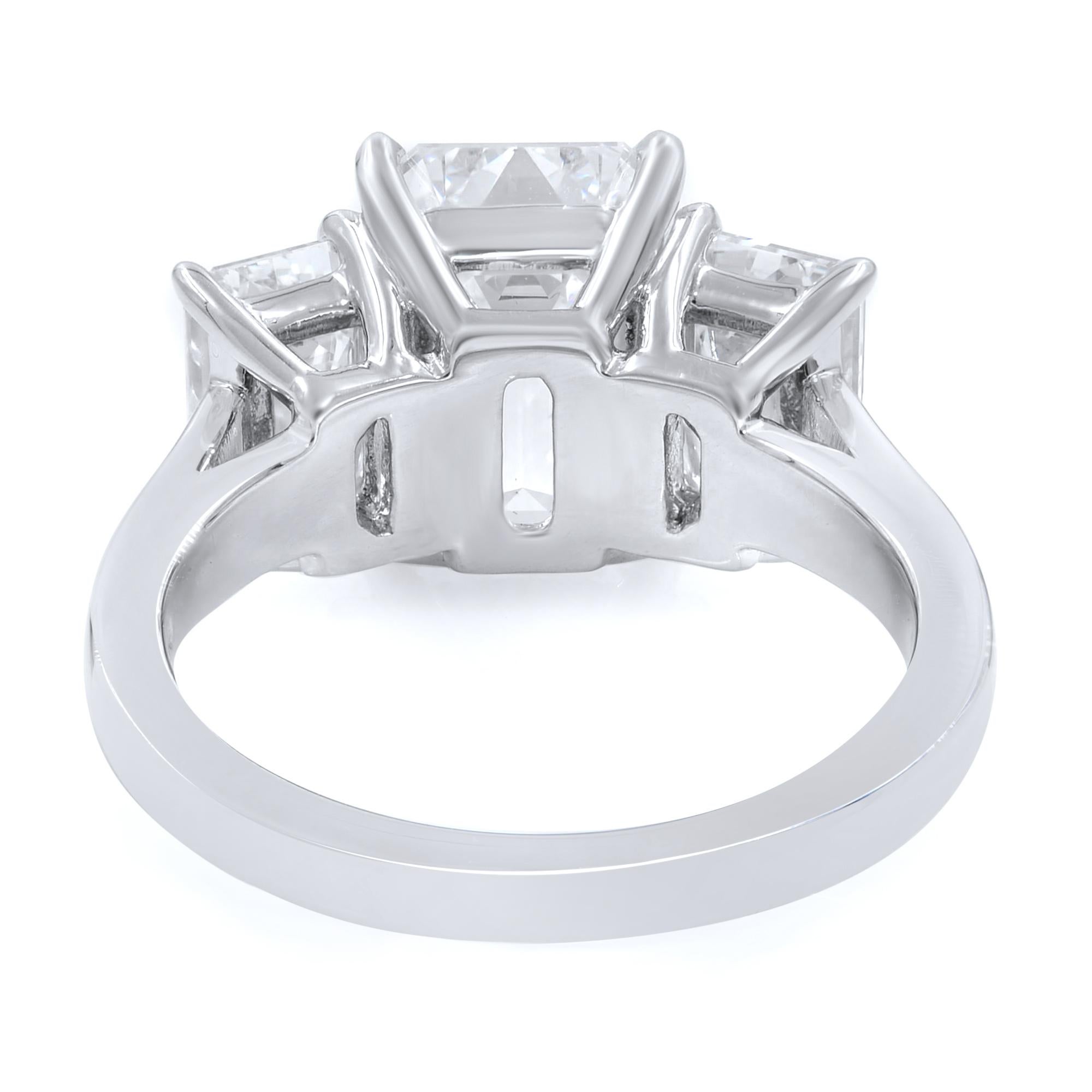 Dreisteiniger Diamant-Verlobungsring aus Platin 6,15 Karat (Moderne) im Angebot