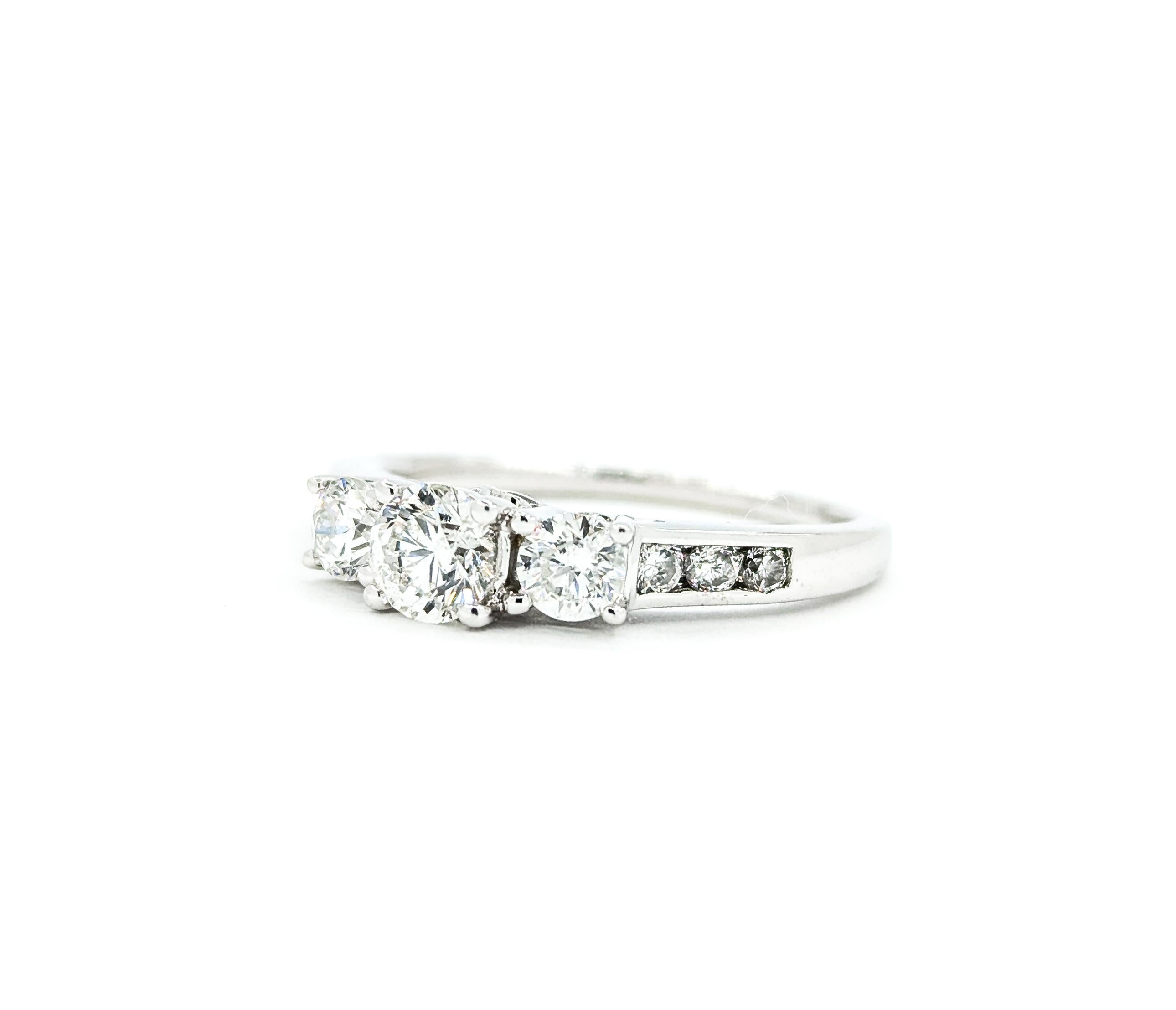 Anello di fidanzamento con tre pietre e diamanti in oro bianco in vendita 5