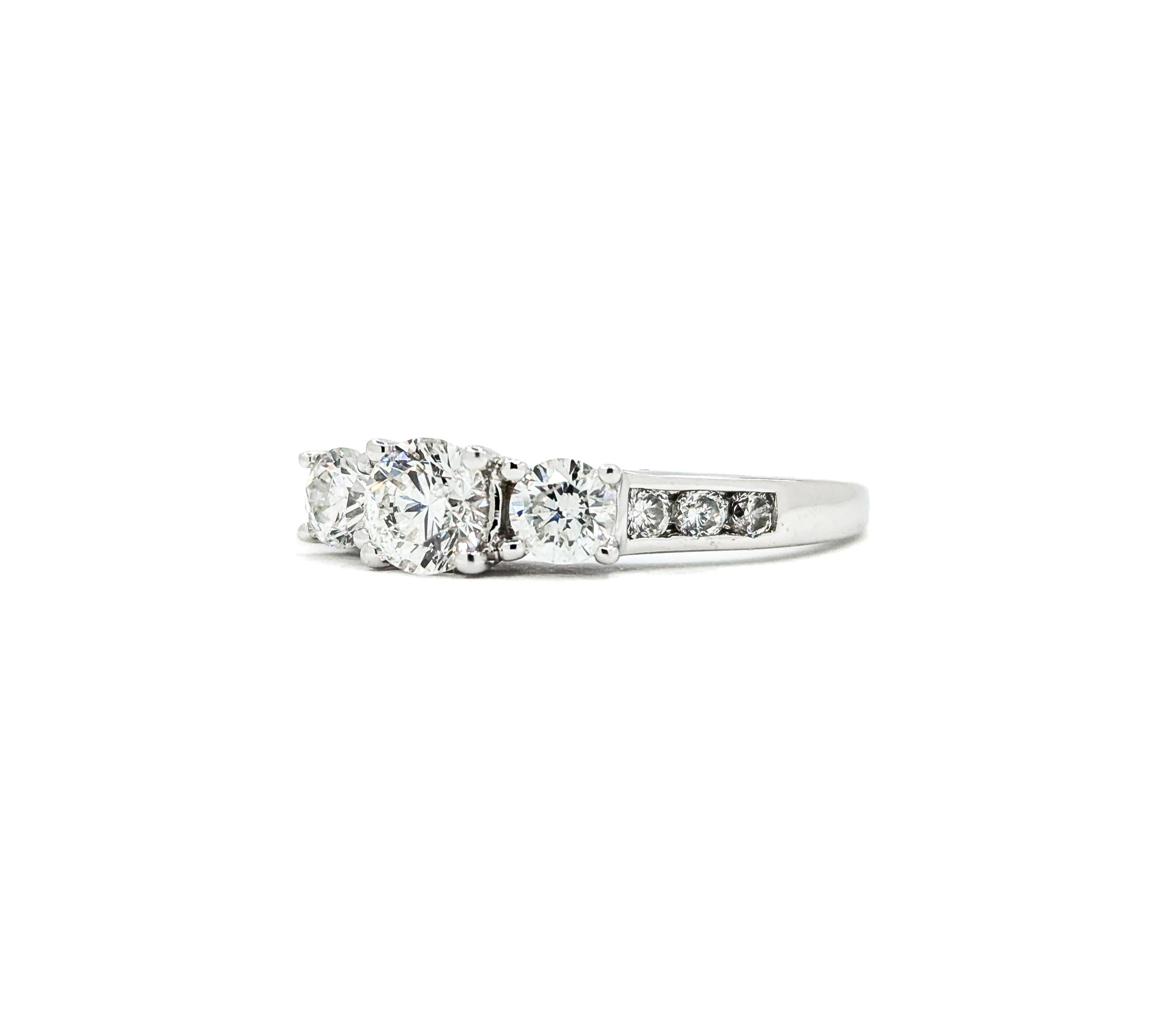 Anello di fidanzamento con tre pietre e diamanti in oro bianco in vendita 6