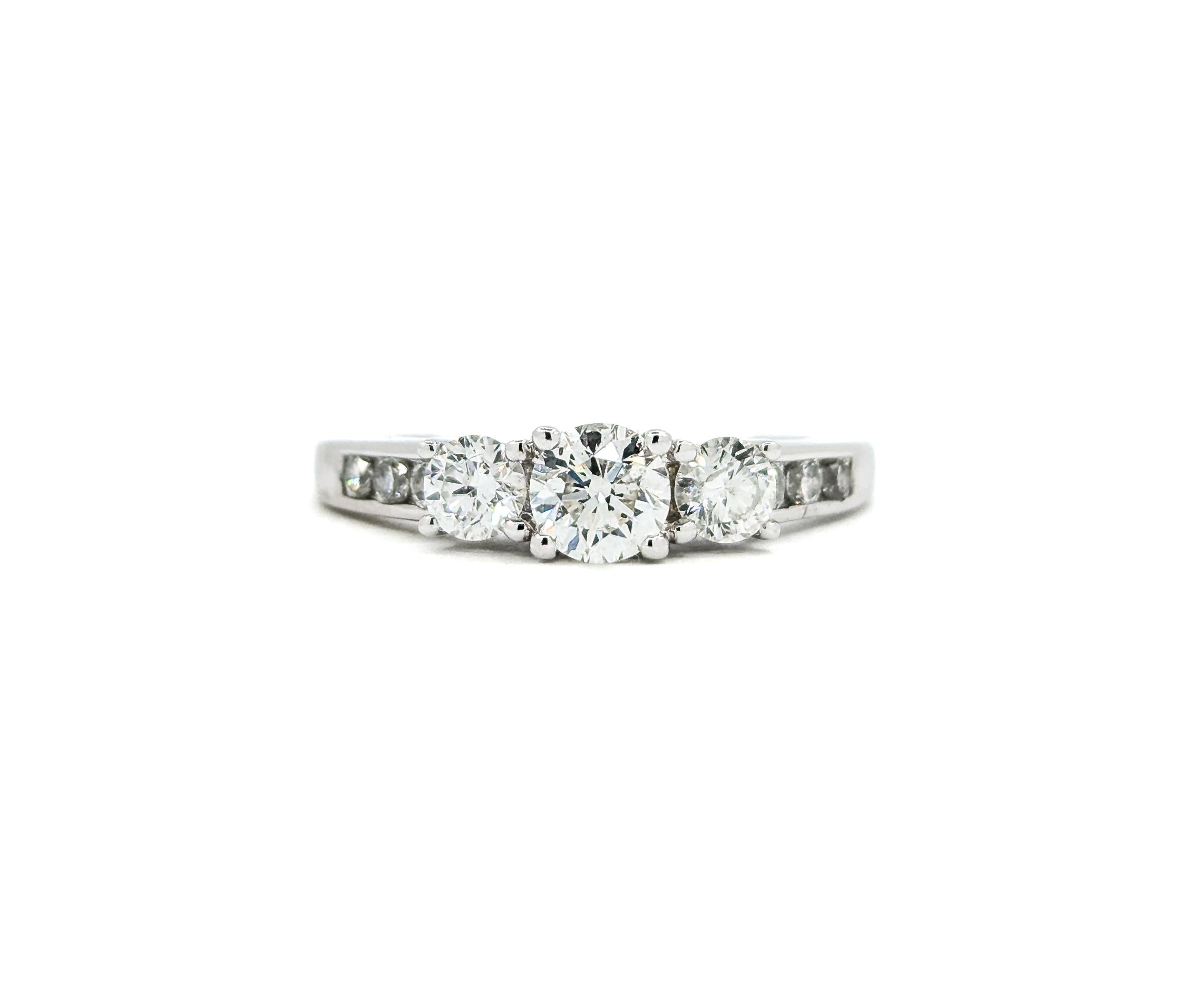 Anello di fidanzamento con tre pietre e diamanti in oro bianco in vendita 7