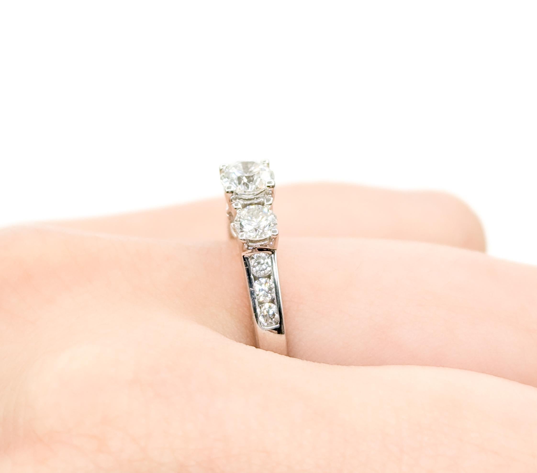 Anello di fidanzamento con tre pietre e diamanti in oro bianco In condizioni ottime in vendita a Bloomington, MN