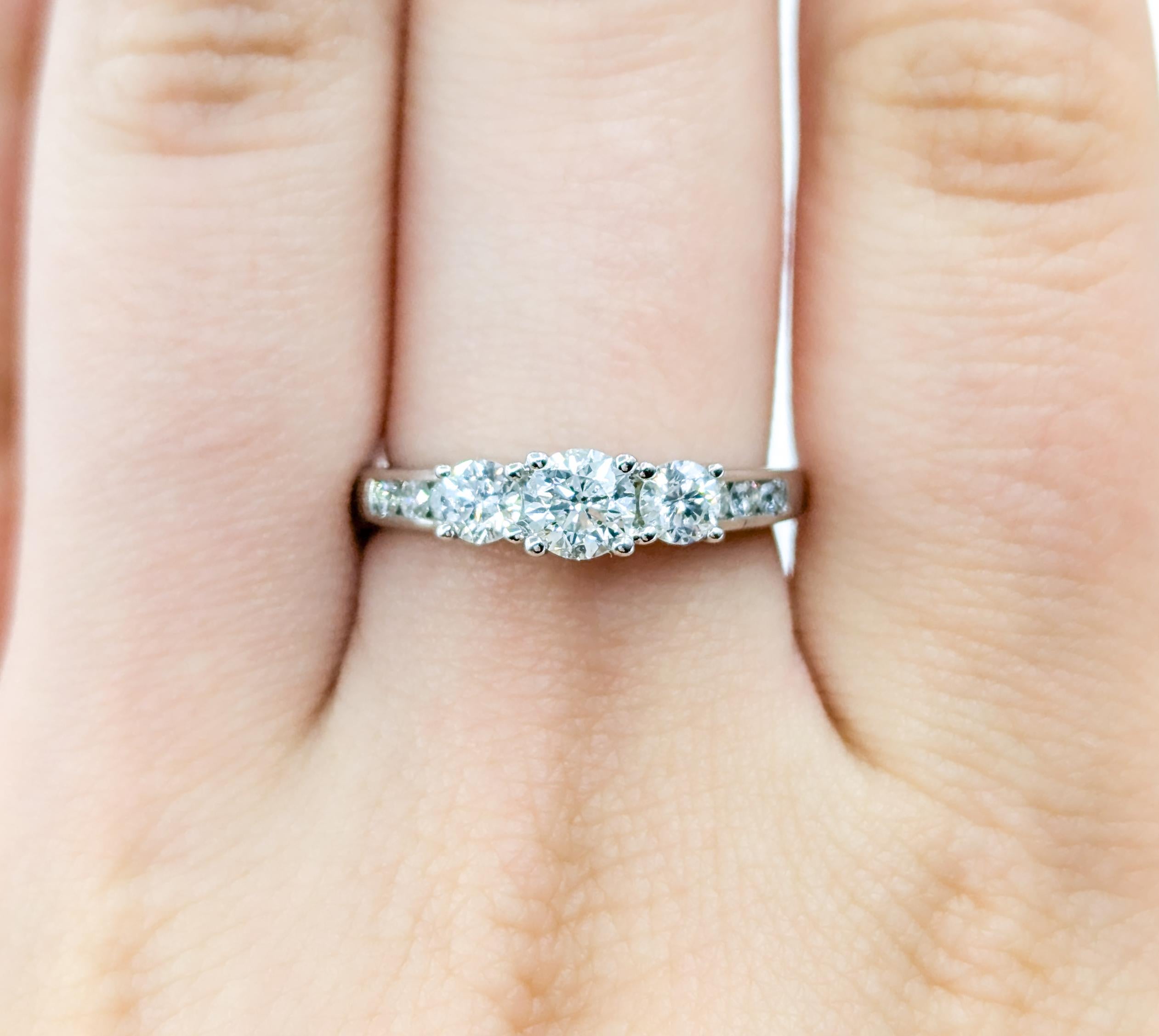 Anello di fidanzamento con tre pietre e diamanti in oro bianco in vendita 1