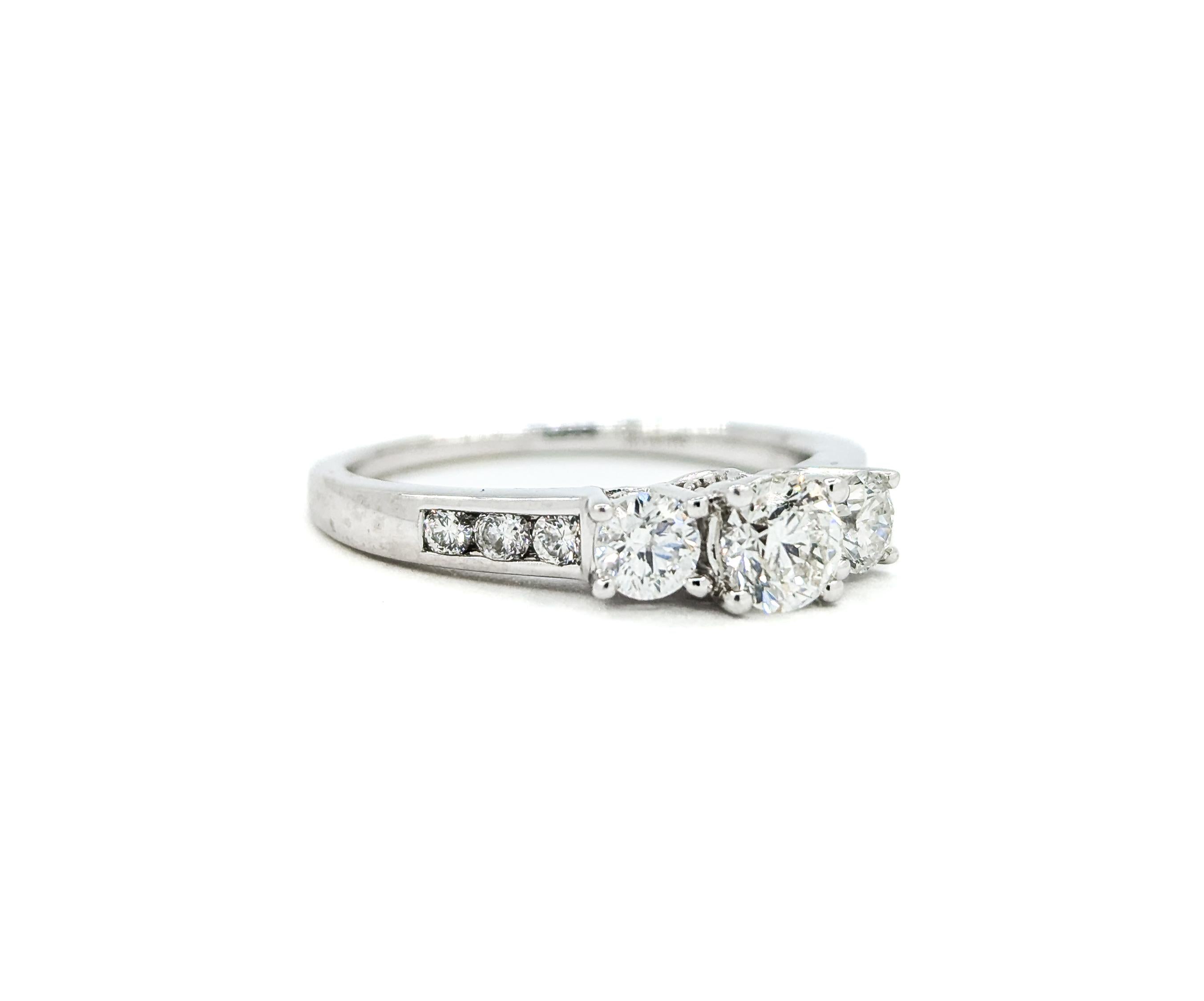Anello di fidanzamento con tre pietre e diamanti in oro bianco in vendita 4