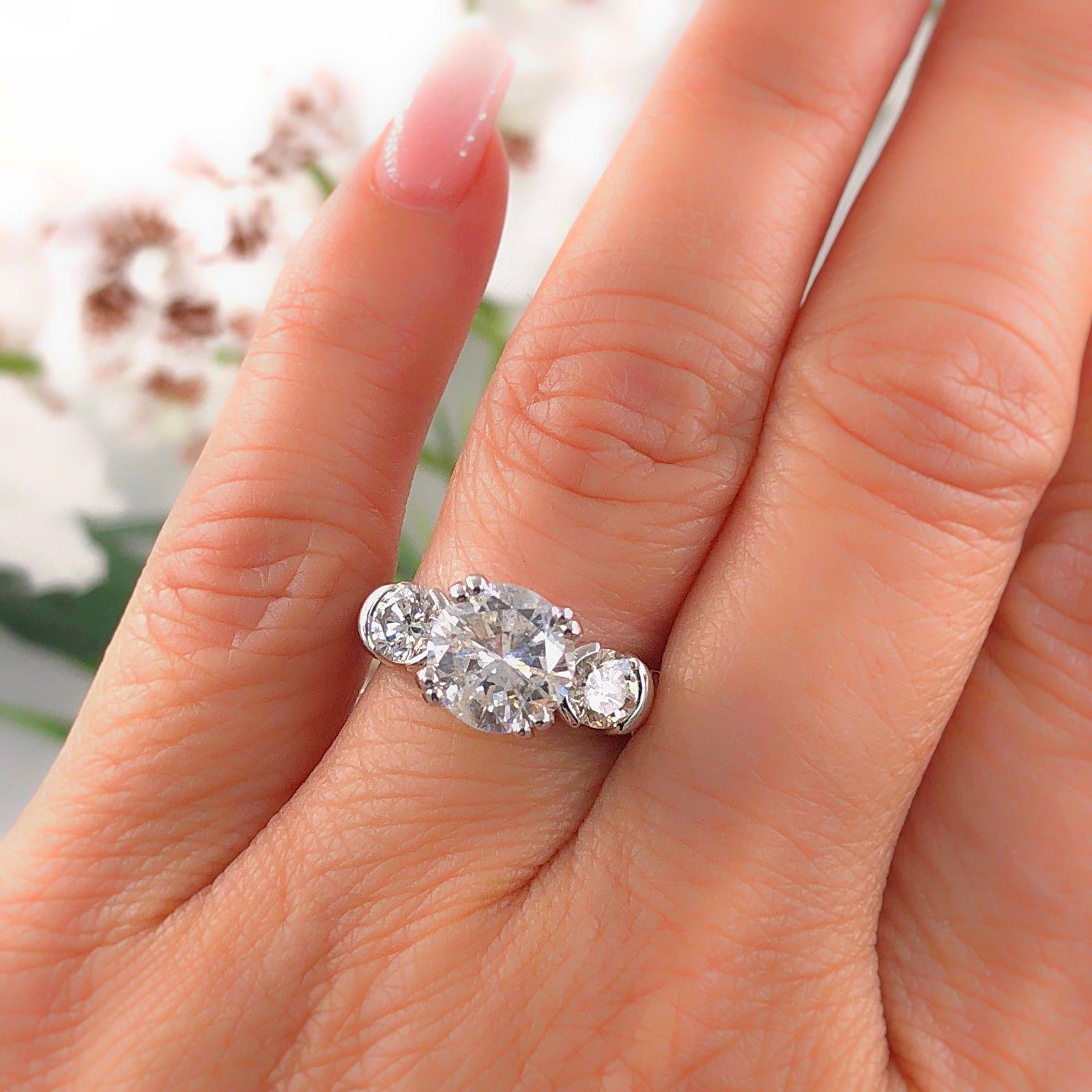 Women's Three-Stone Diamond Engagement Ring Round 2.93 Carat 18 Karat White Gold For Sale
